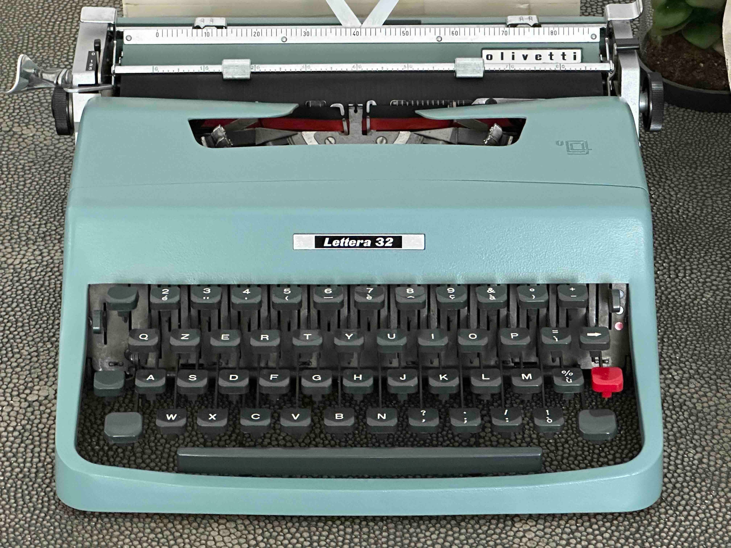 Olivetti Lettera 32 User Manual & Ribbon Replacement Guide