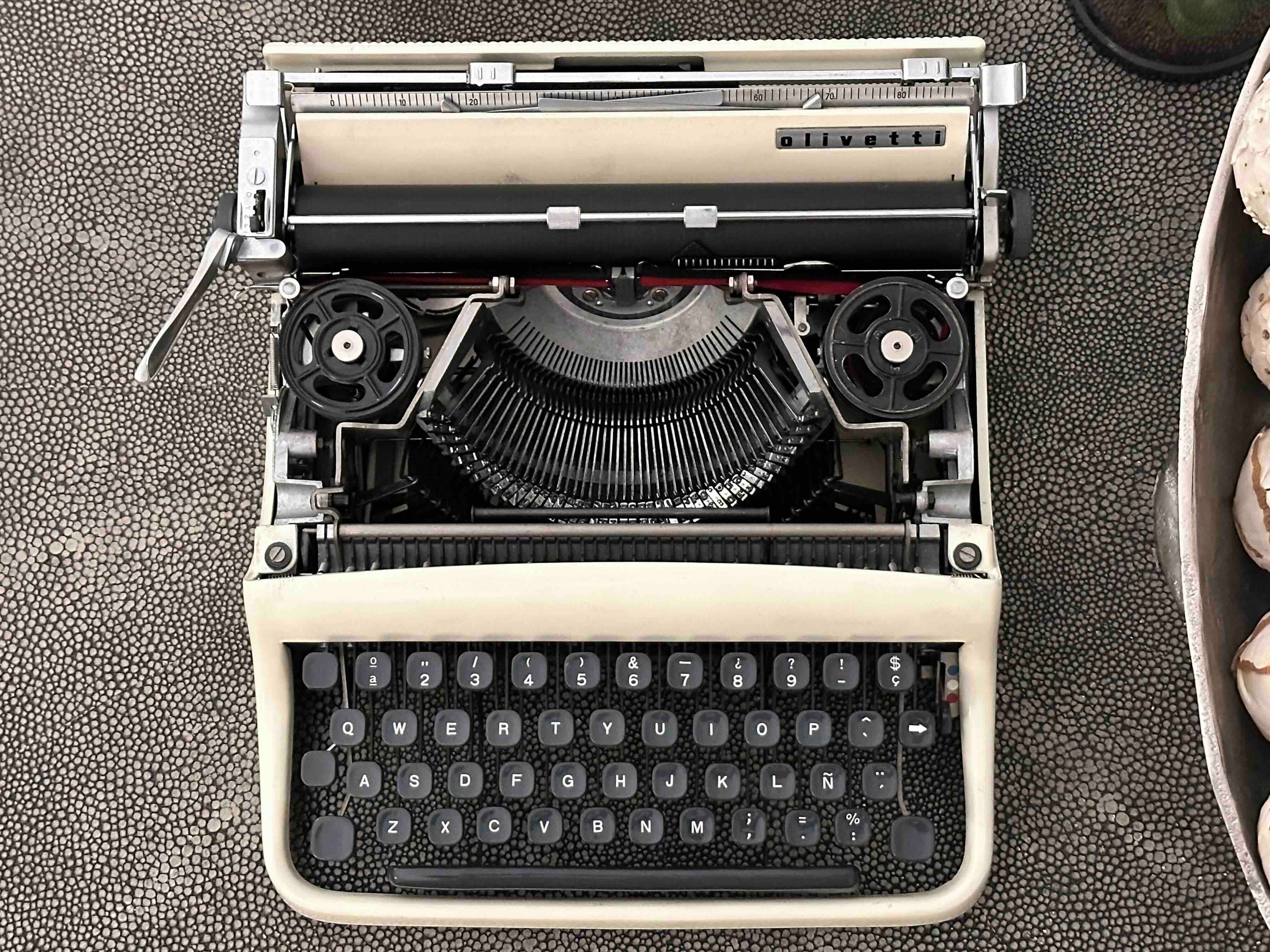 Olivetti Pluma 22 / Lettera 22 Typewriter with Qwerty Layout, Cream, 1960s, Fully Functional