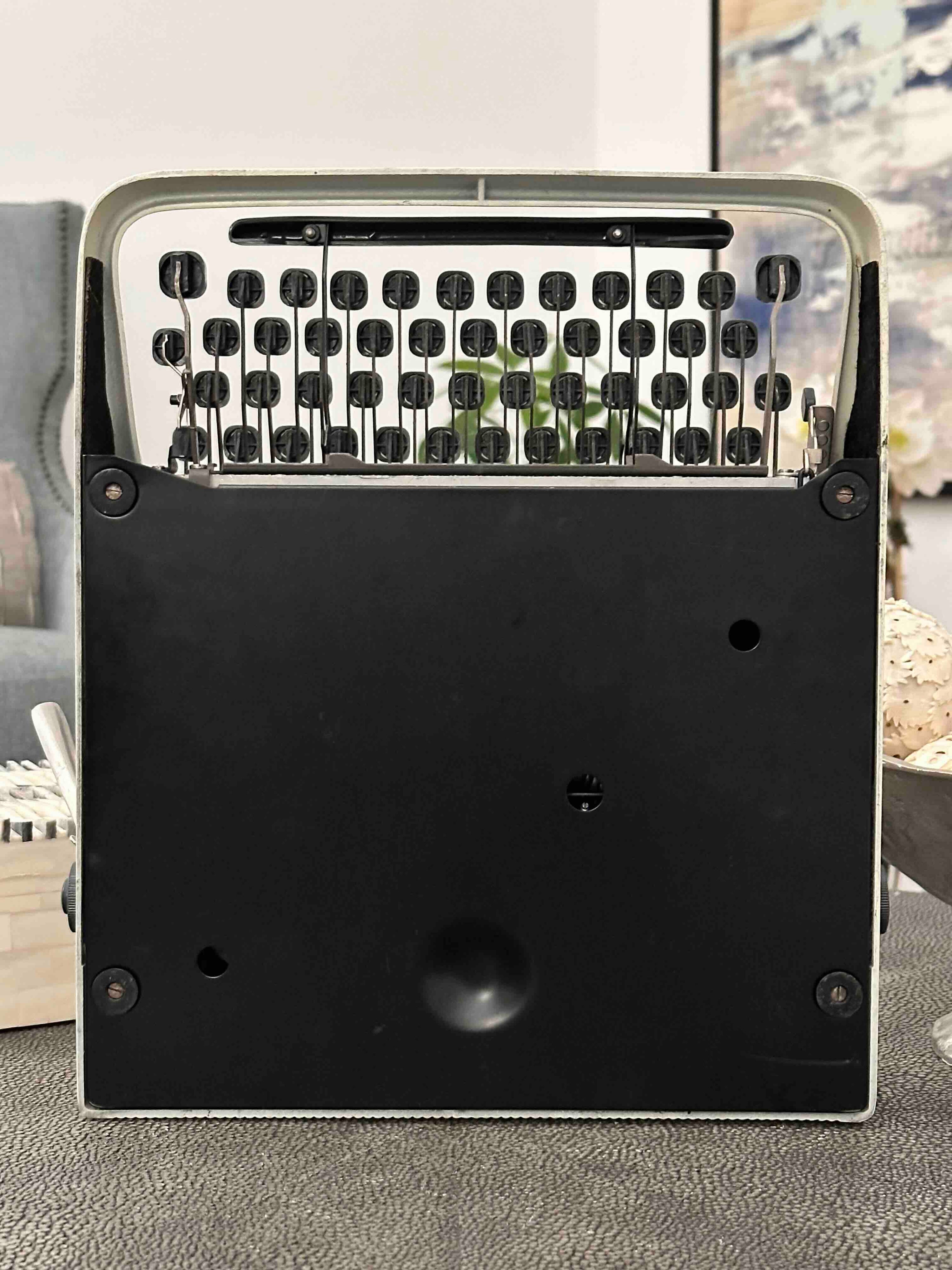 Olivetti Pluma 22 / Lettera 22 Typewriter with Qwerty Layout, Cream, 1960s, Fully Functional