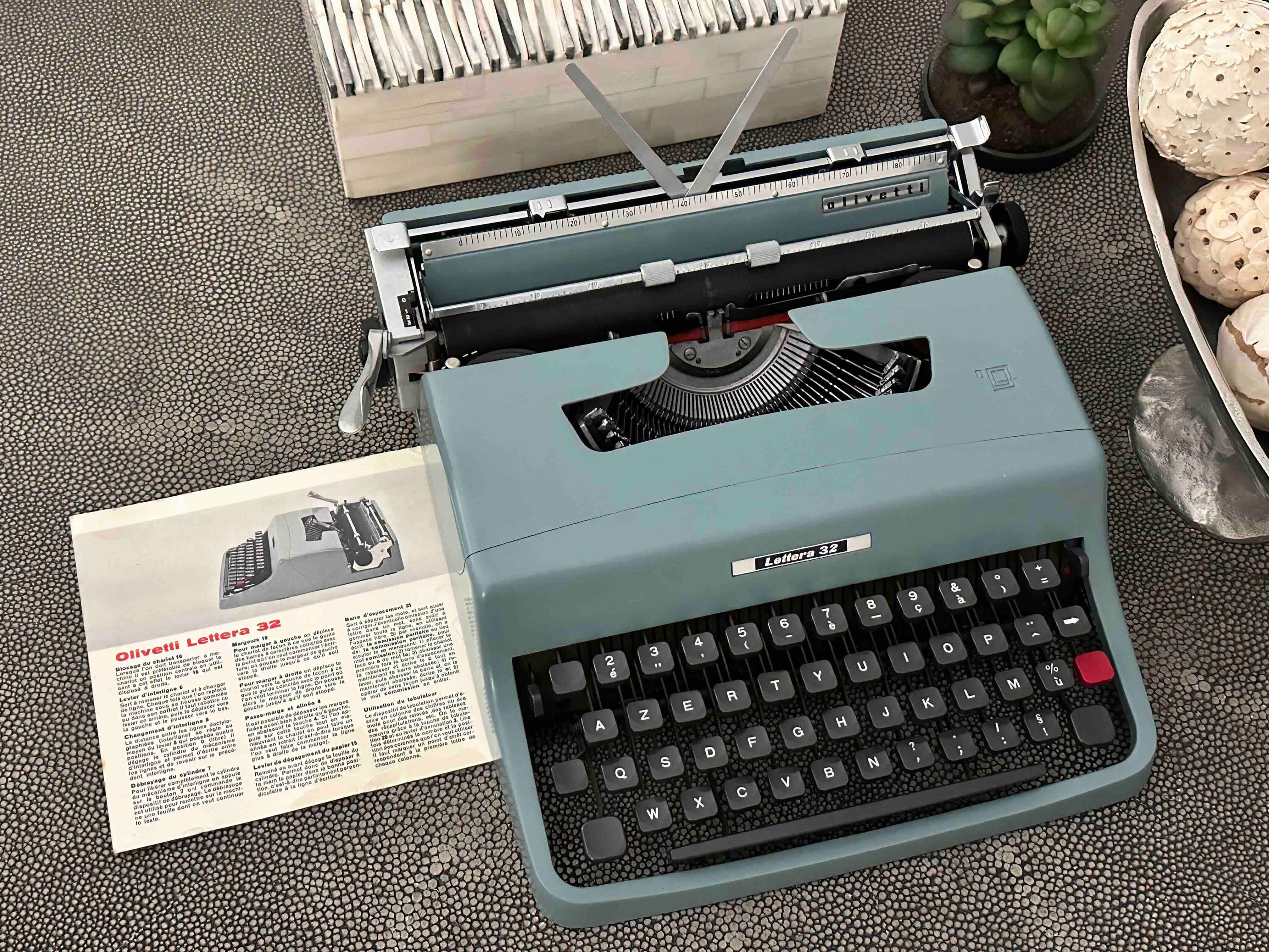 Olivetti Lettera 32 Typewriter with Azerty Layout, 1964, Made In Ivrea, Italy, Fully Functional