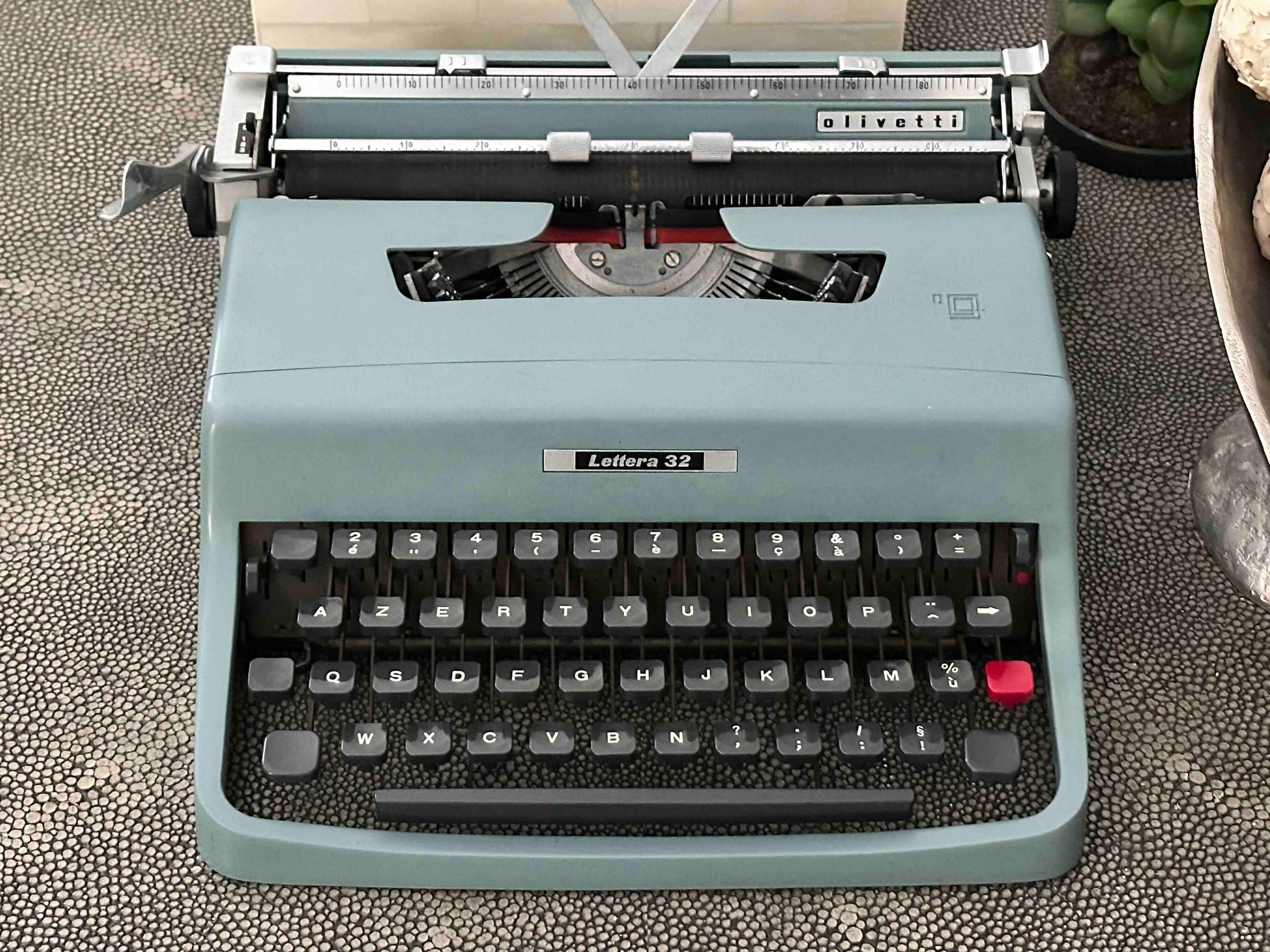 Olivetti Lettera 32 Typewriter with Azerty Layout, 1964, Made In Ivrea, Italy, Fully Functional
