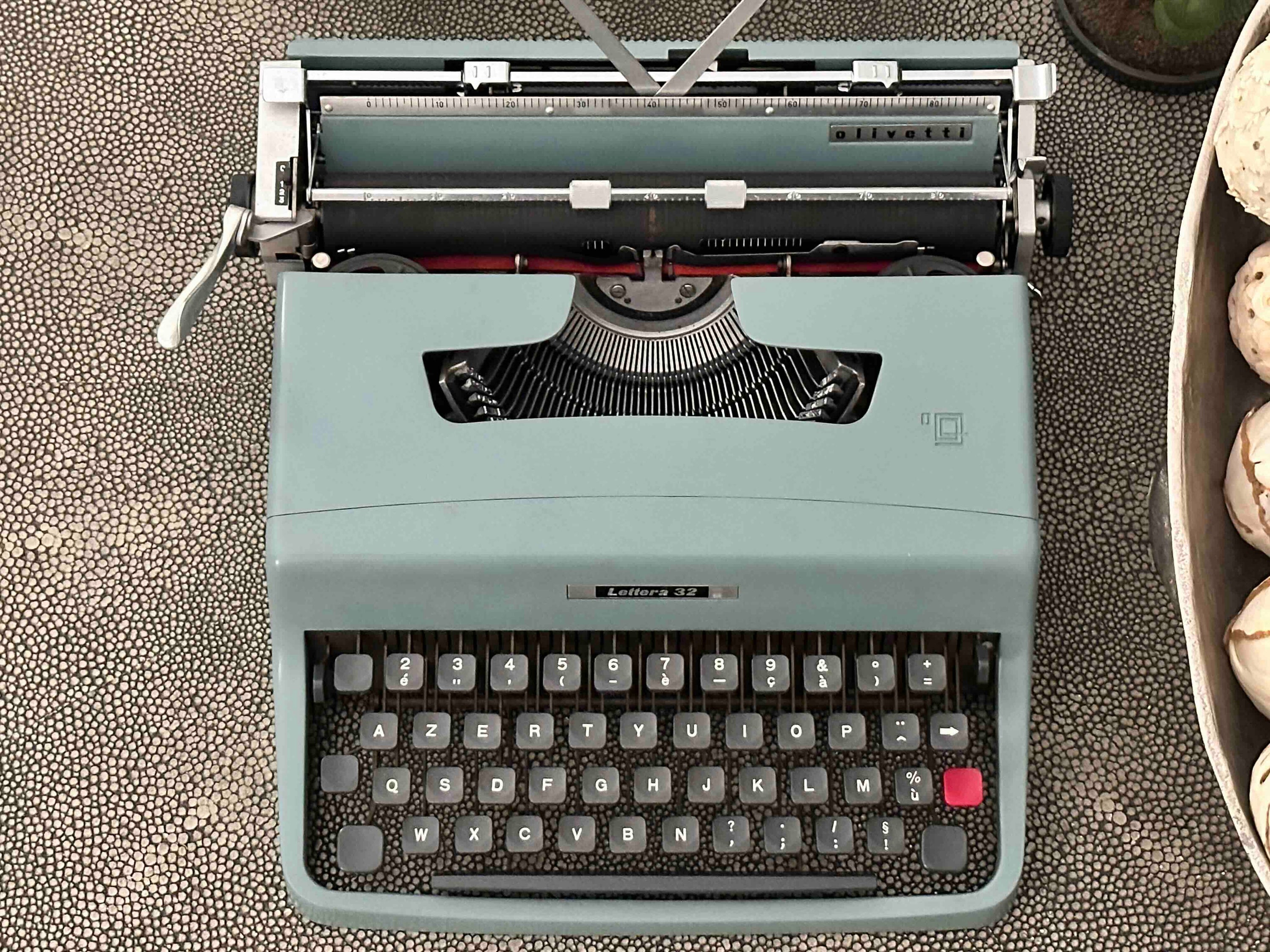 Olivetti Lettera 32 Typewriter with Azerty Layout, 1964, Made In Ivrea, Italy, Fully Functional