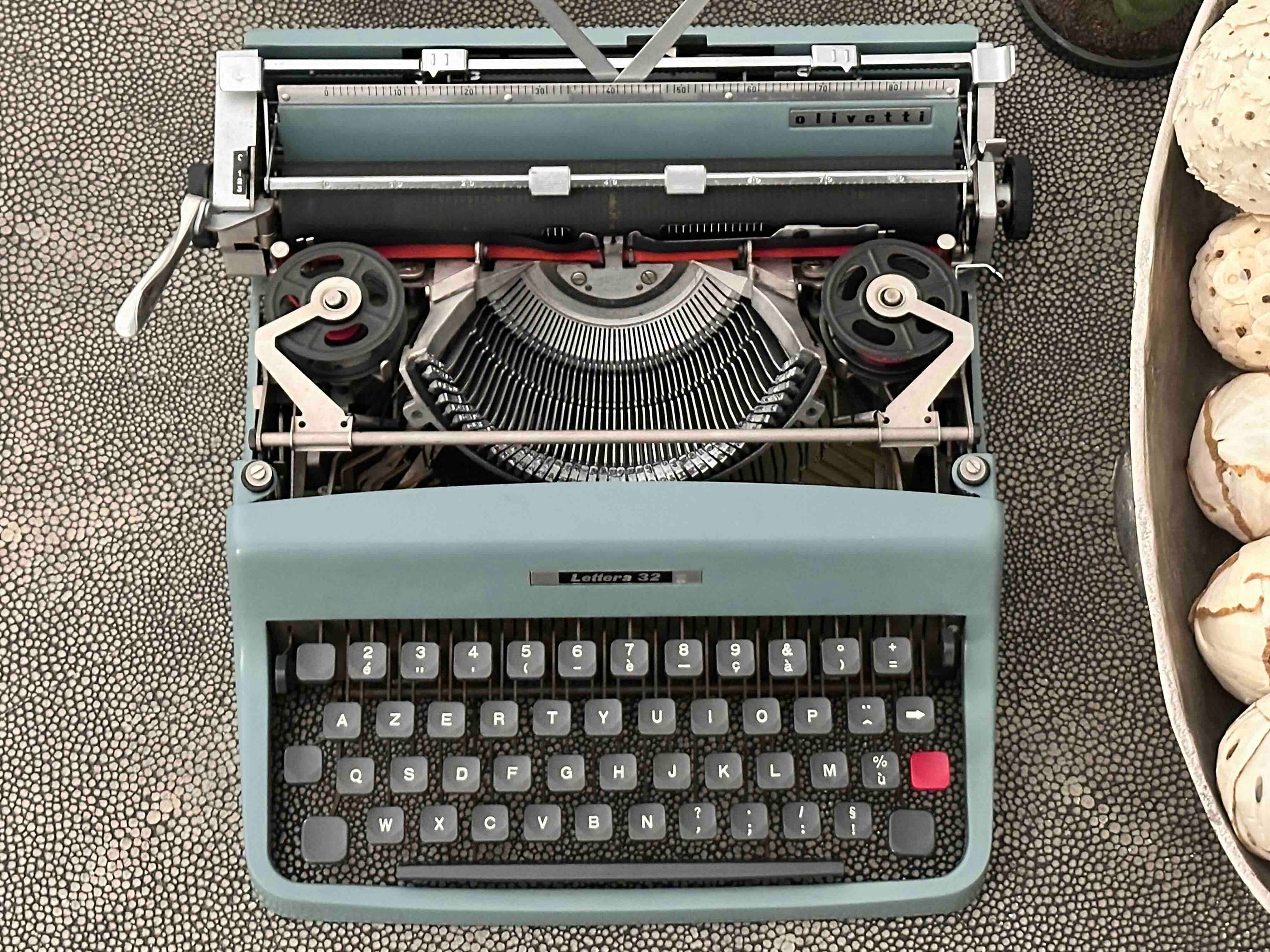 Olivetti Lettera 32 Typewriter with Azerty Layout, 1964, Made In Ivrea, Italy, Fully Functional