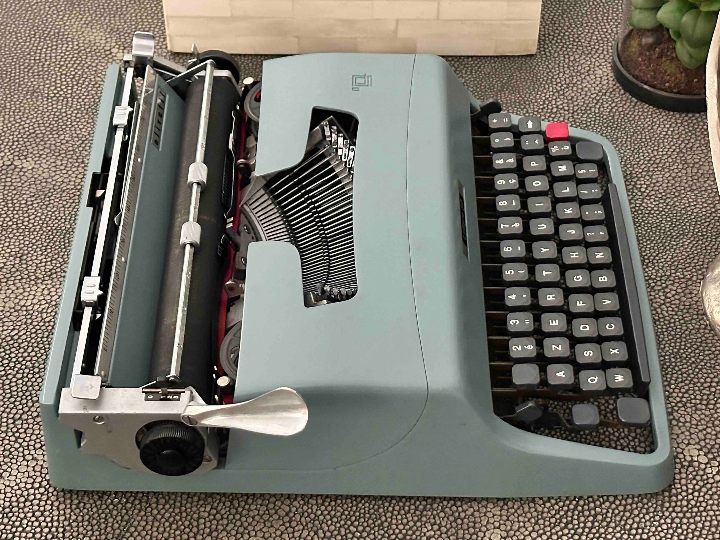 Olivetti Lettera 32 Typewriter with Azerty Layout, 1964, Made In Ivrea, Italy, Fully Functional