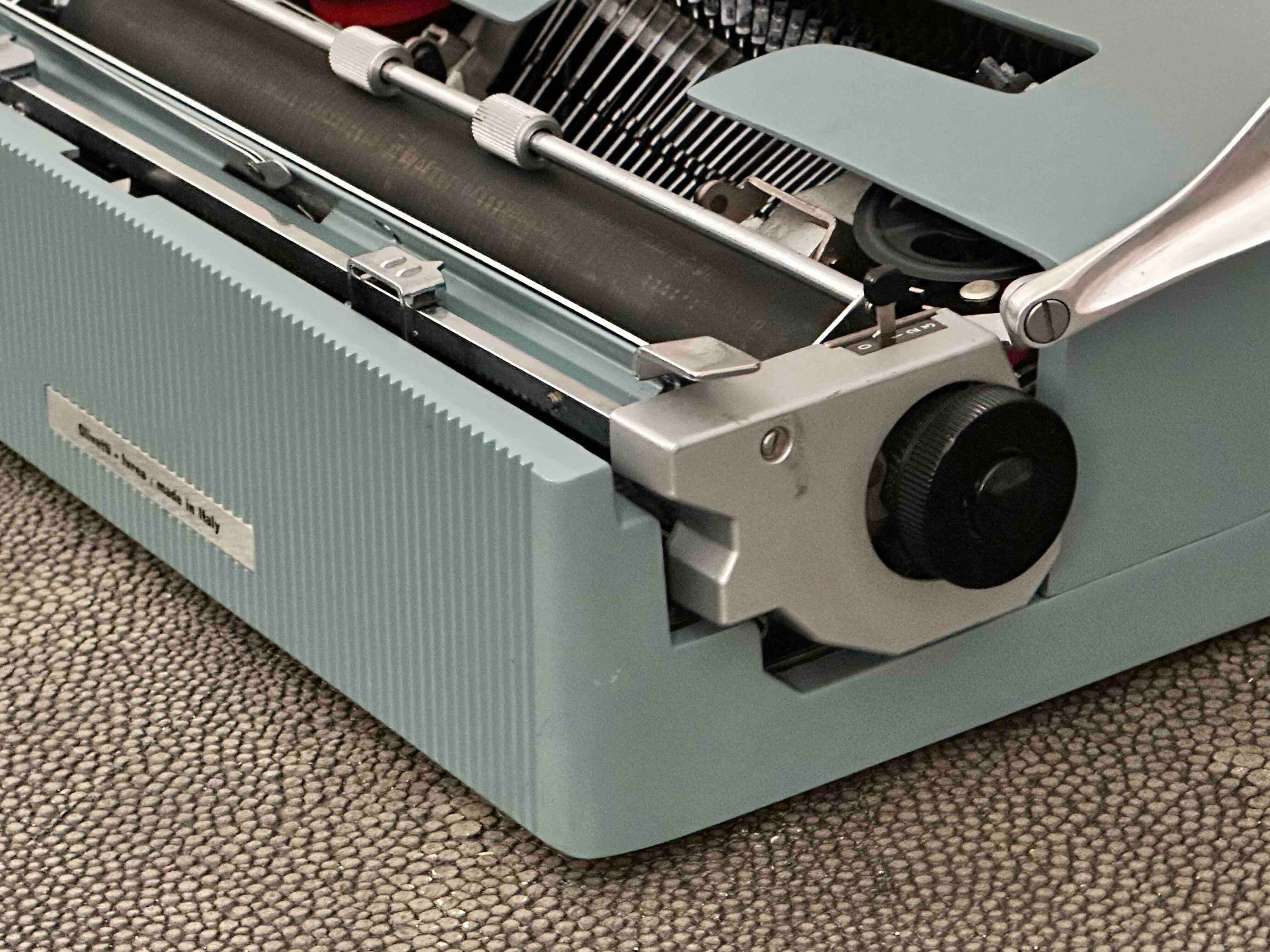 Olivetti Lettera 32 Typewriter with Azerty Layout, 1964, Made In Ivrea, Italy, Fully Functional