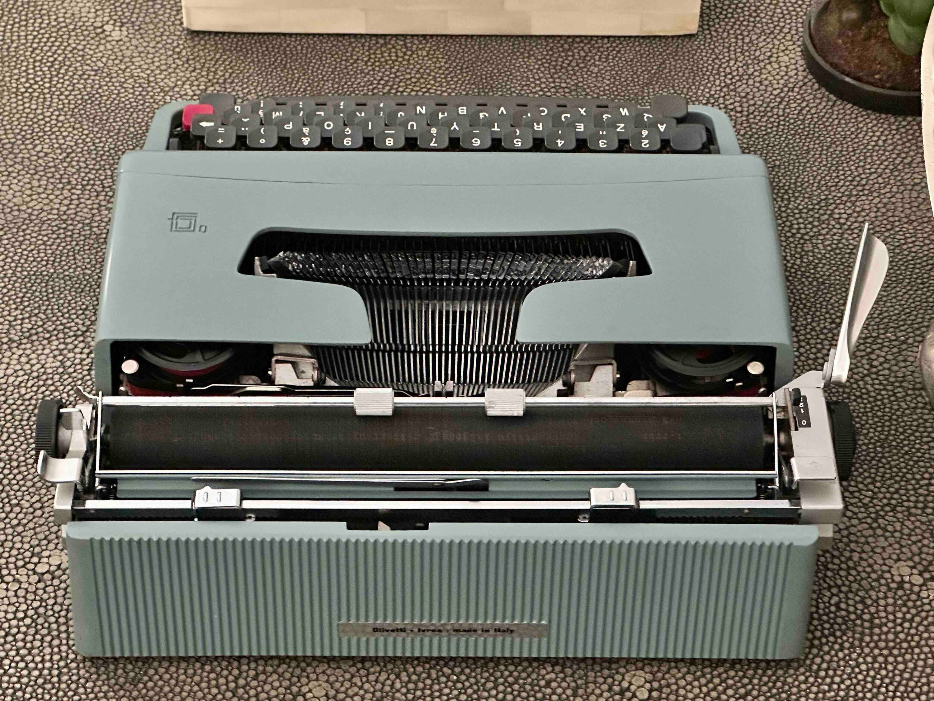 Olivetti Lettera 32 Typewriter with Azerty Layout, 1964, Made In Ivrea, Italy, Fully Functional