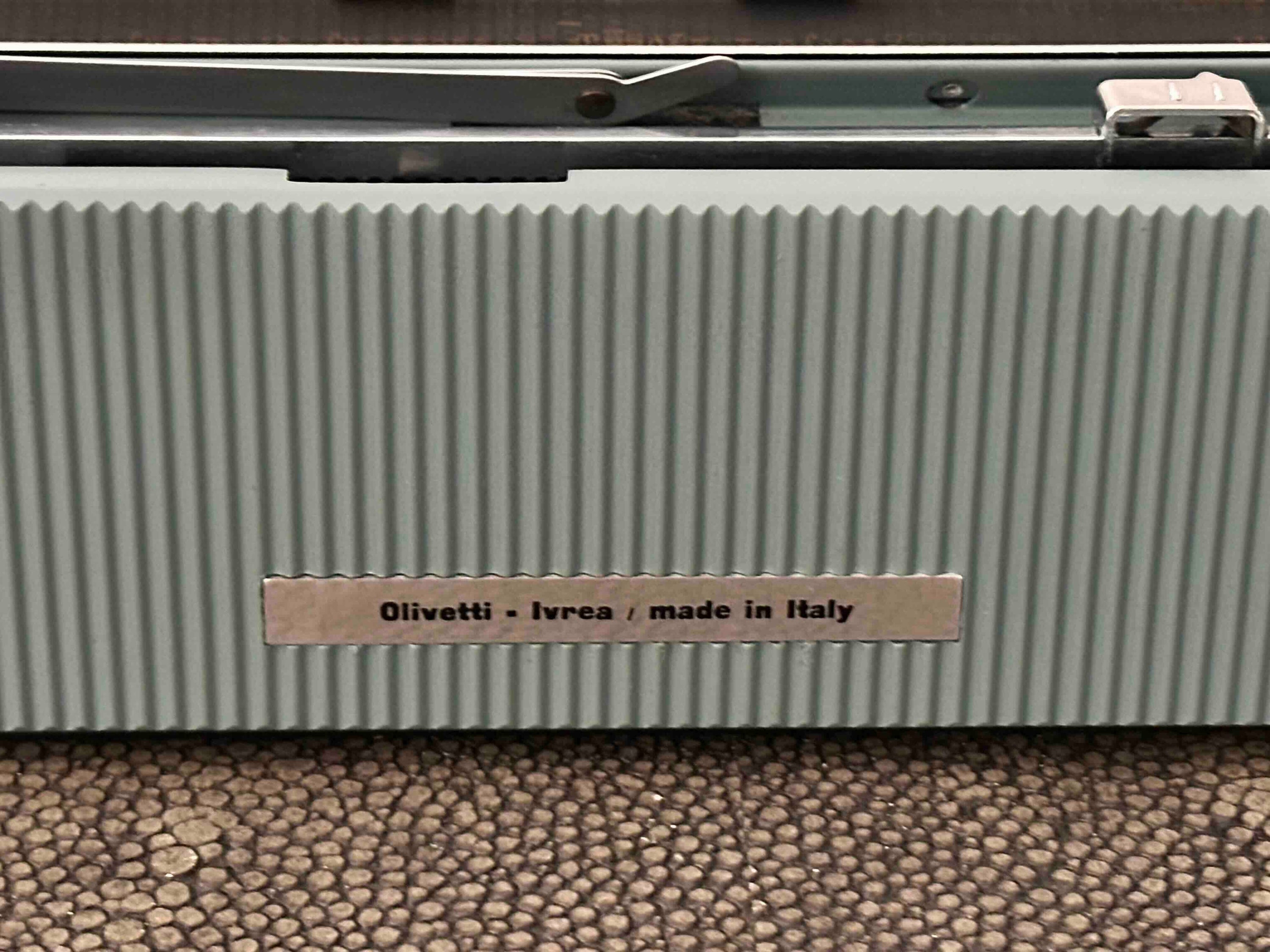 Olivetti Lettera 32 Typewriter with Azerty Layout, 1964, Made In Ivrea, Italy, Fully Functional