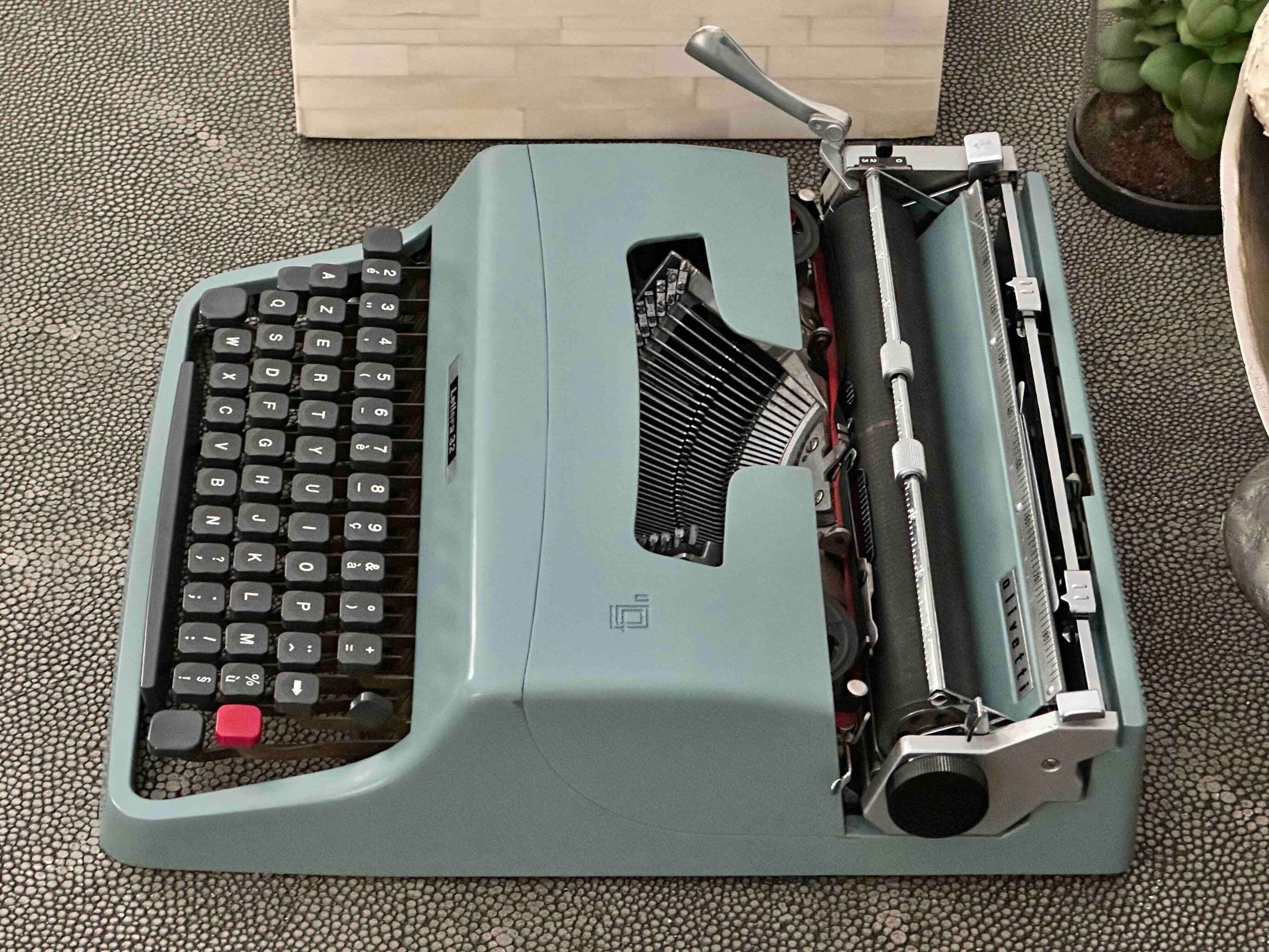 Olivetti Lettera 32 Typewriter with Azerty Layout, 1964, Made In Ivrea, Italy, Fully Functional