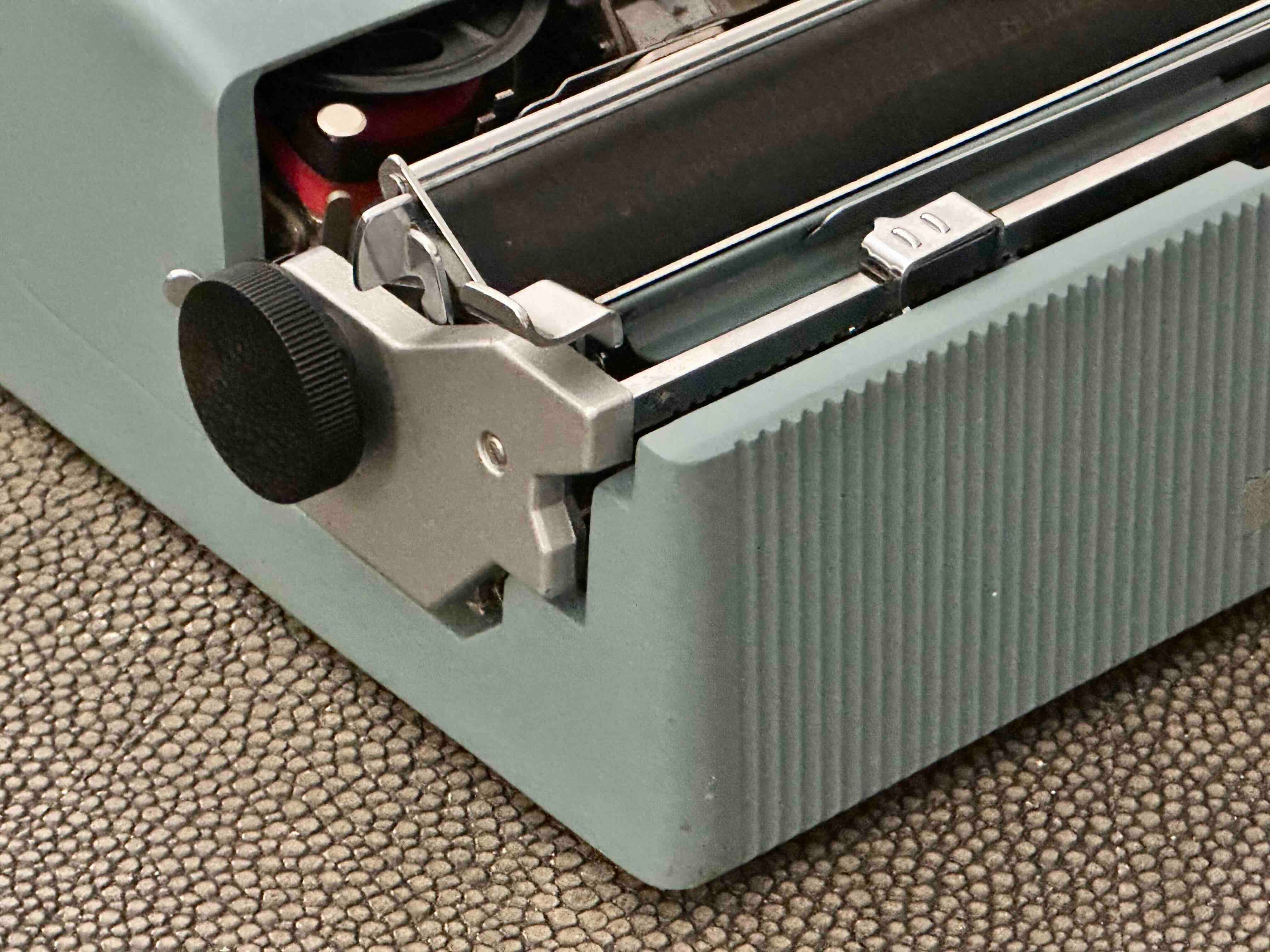 Olivetti Lettera 32 Typewriter with Azerty Layout, 1964, Made In Ivrea, Italy, Fully Functional