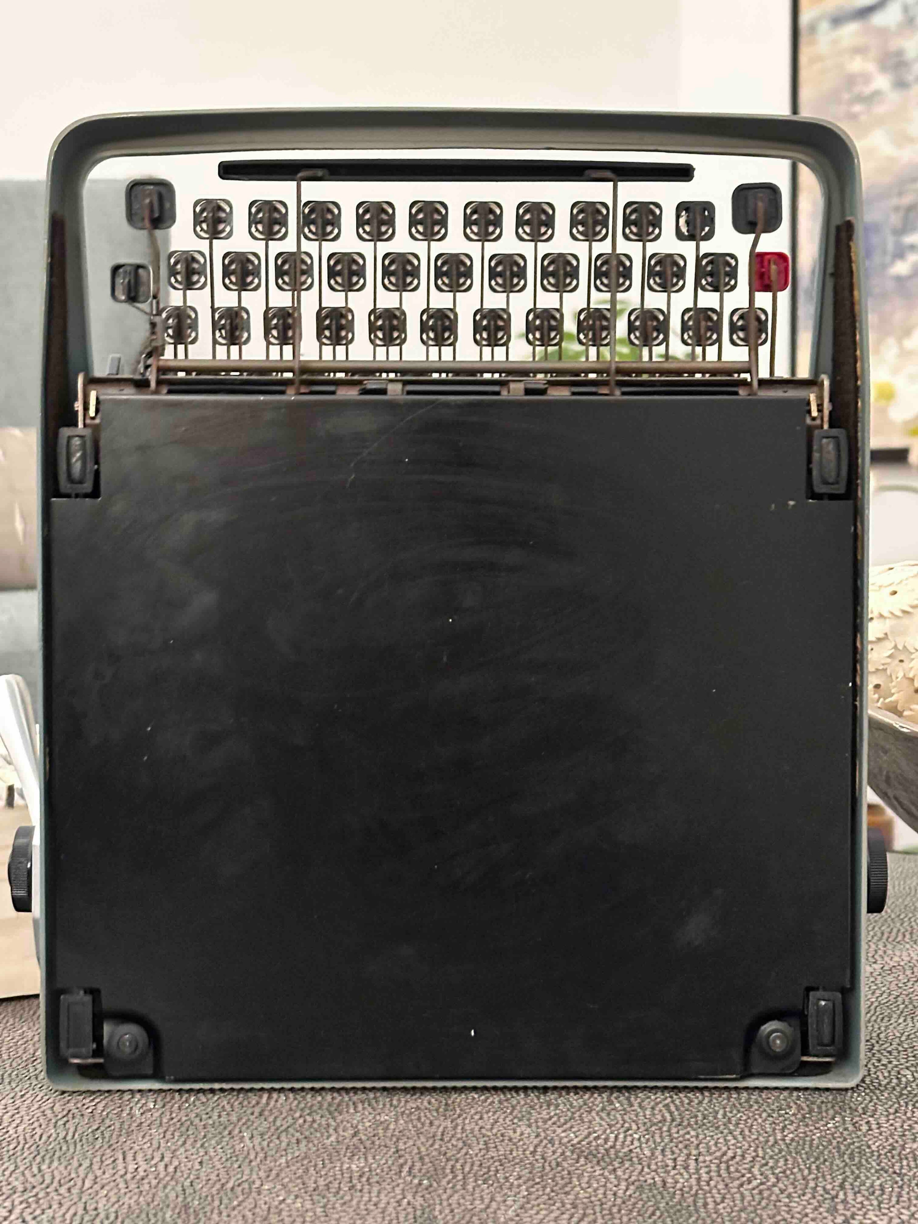 Olivetti Lettera 32 Typewriter with Azerty Layout, 1964, Made In Ivrea, Italy, Fully Functional