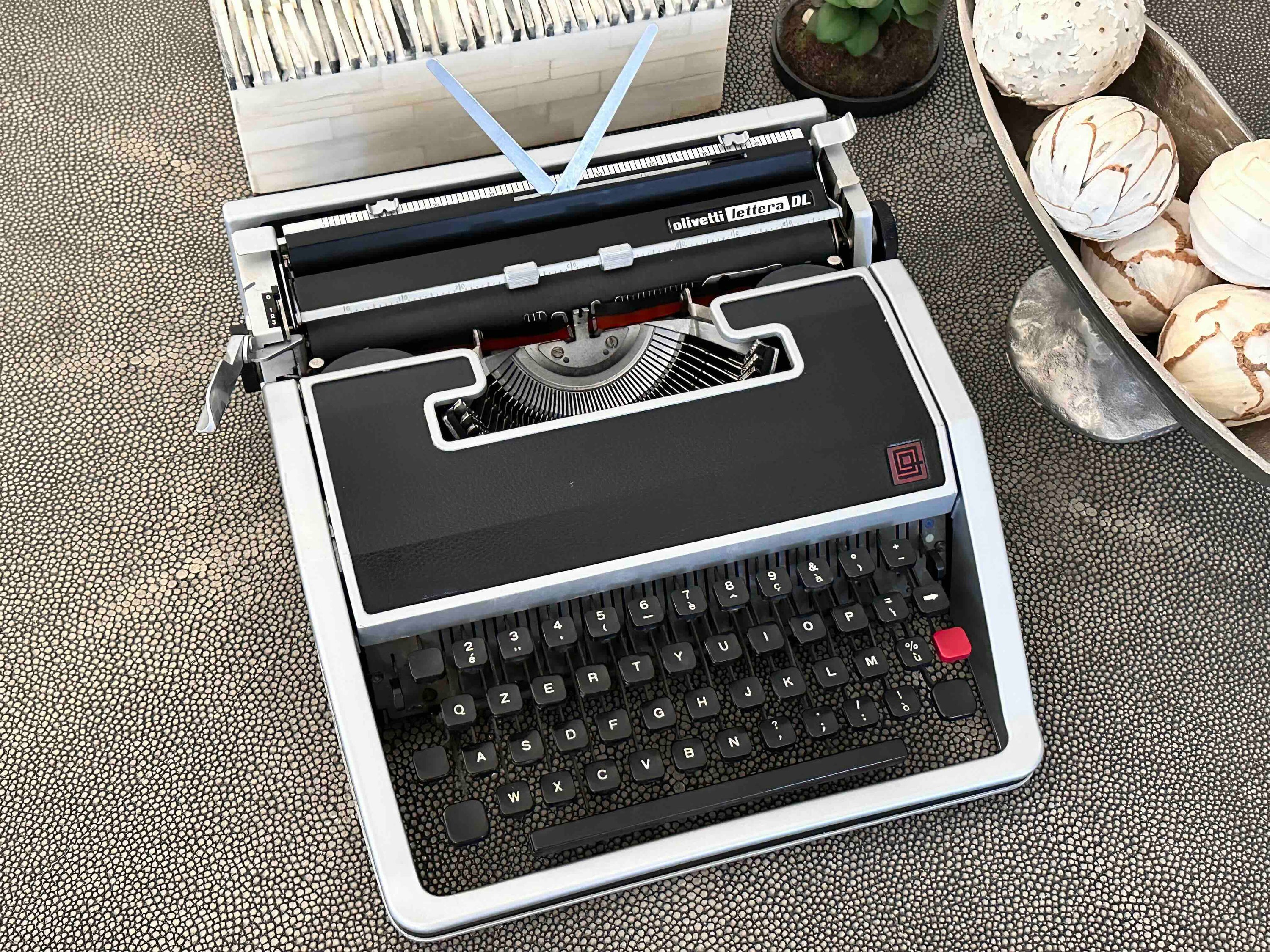 Olivetti Lettera DL Typewriter with Qzerty Layout, 1966, Fully Functional