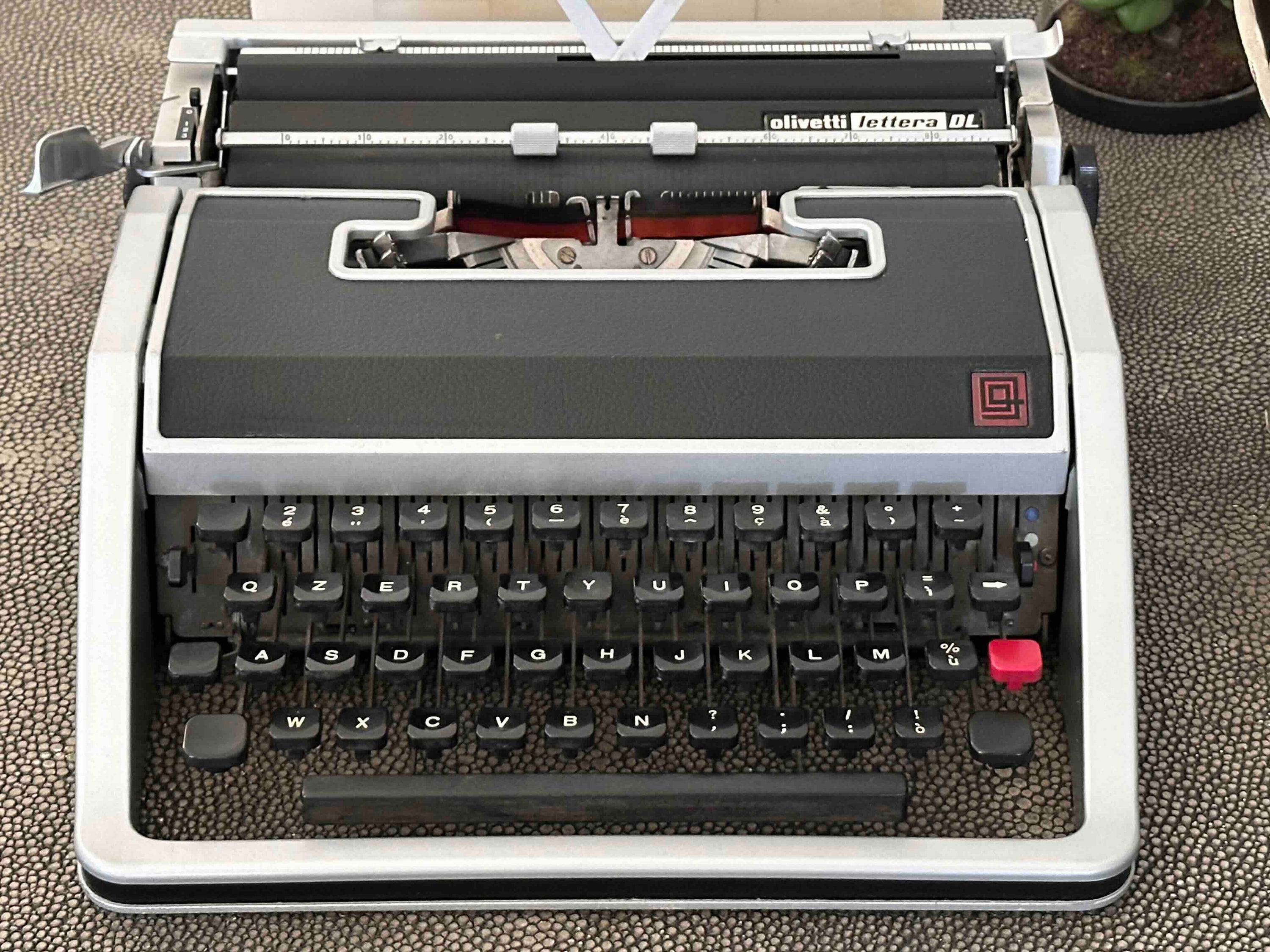 Olivetti Lettera DL Typewriter with Qzerty Layout, 1966, Fully Functional