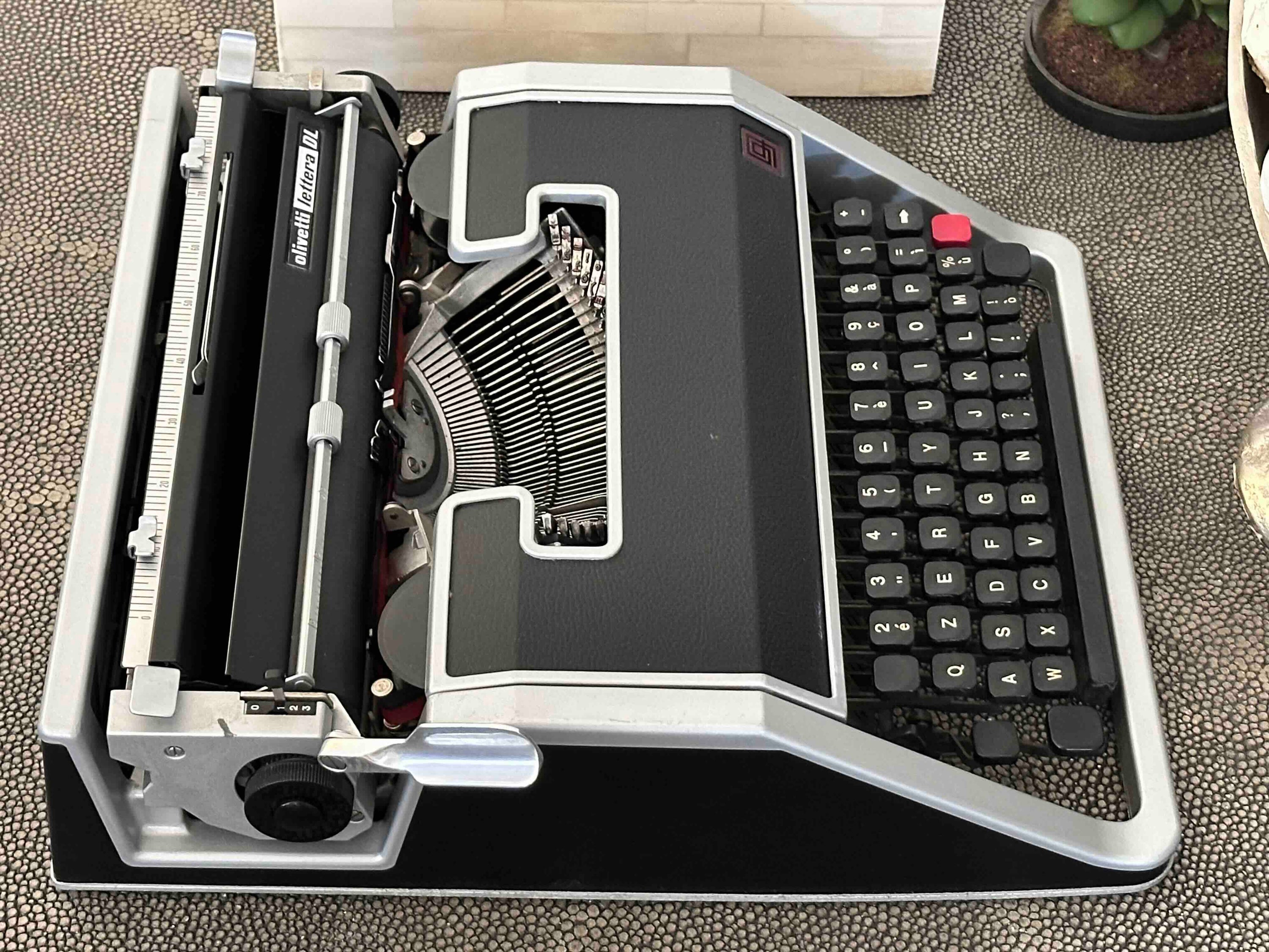 Olivetti Lettera DL Typewriter with Qzerty Layout, 1966, Fully Functional