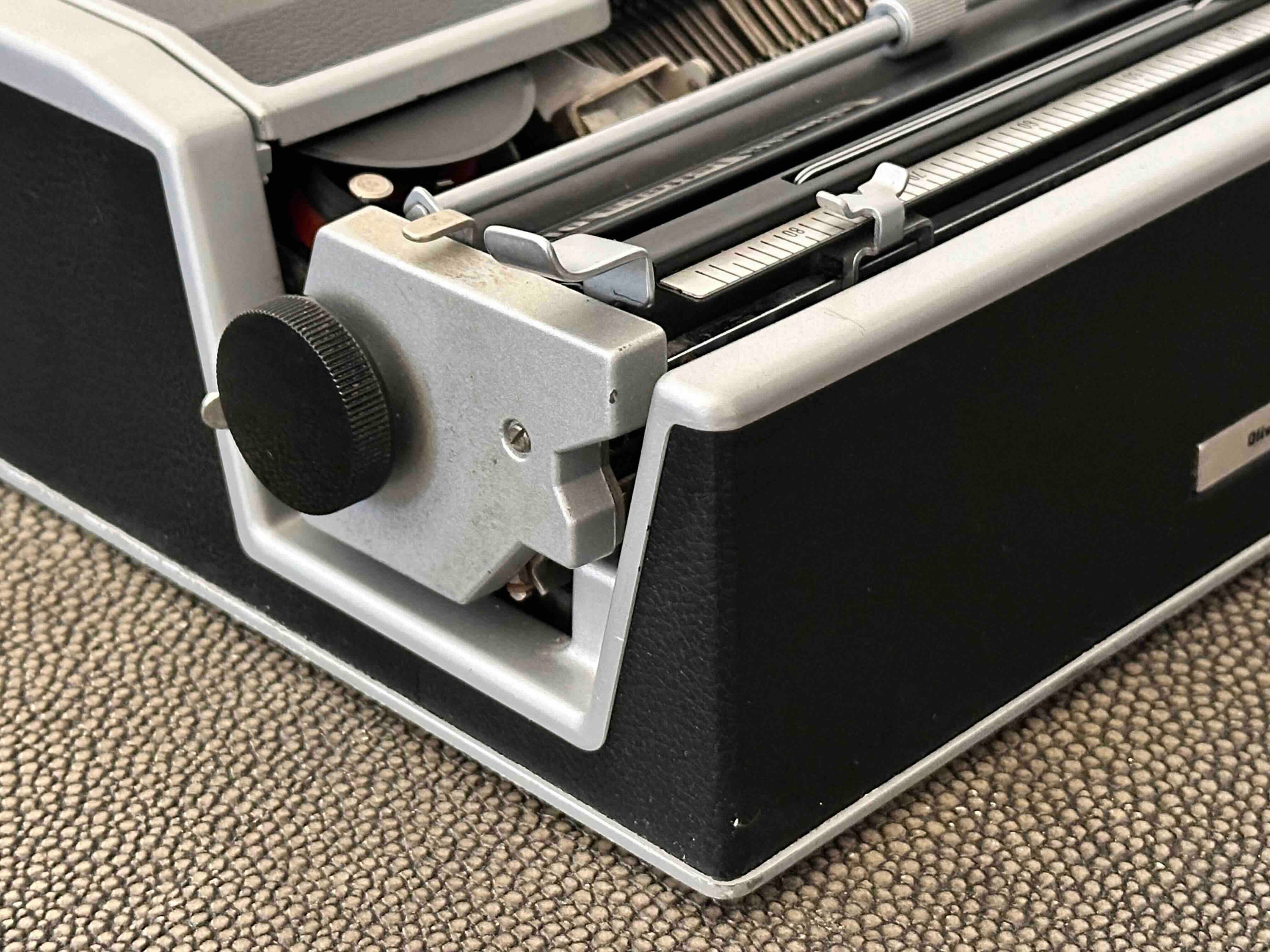 Olivetti Lettera DL Typewriter with Qzerty Layout, 1966, Fully Functional