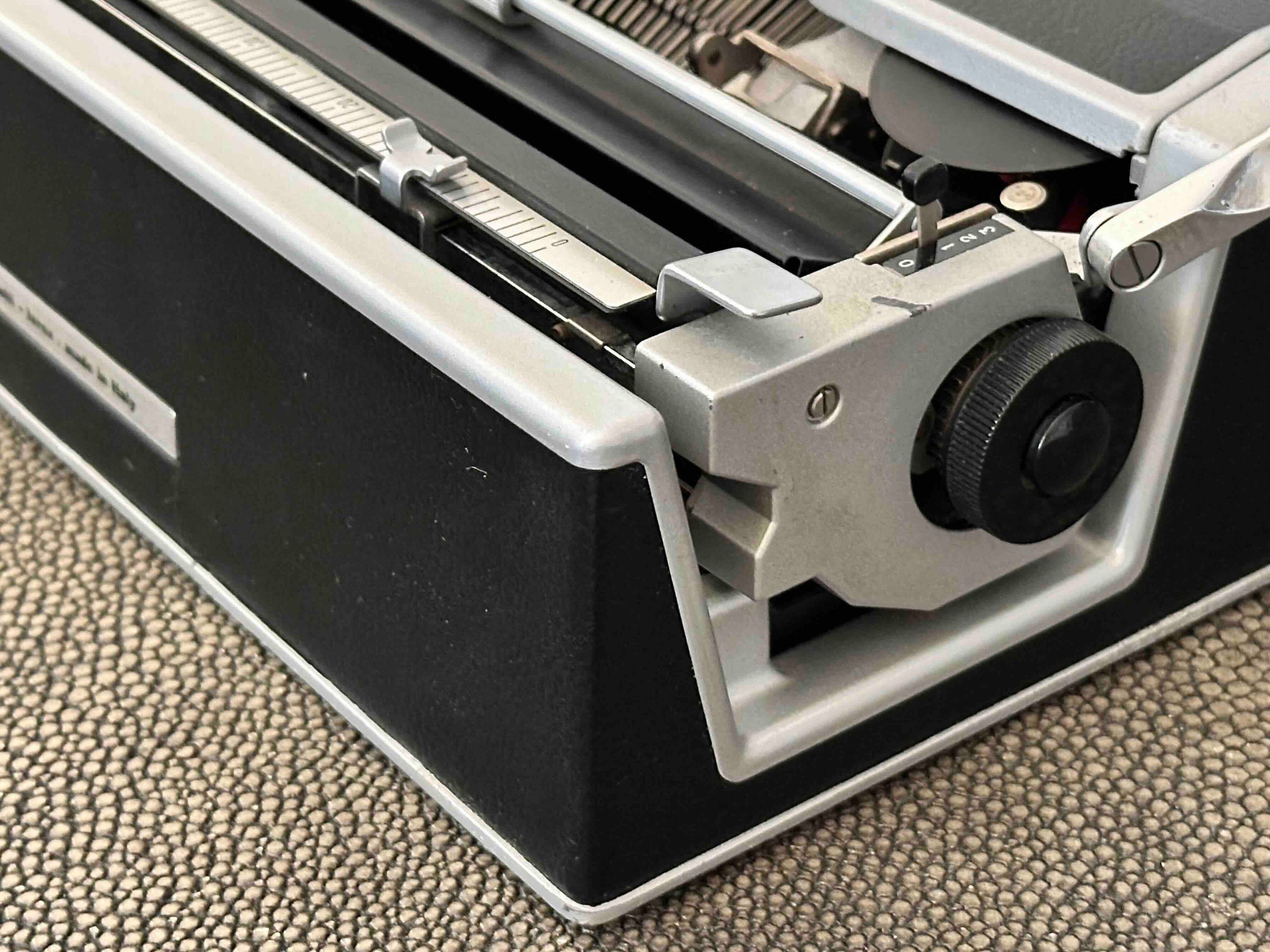 Olivetti Lettera DL Typewriter with Qzerty Layout, 1966, Fully Functional