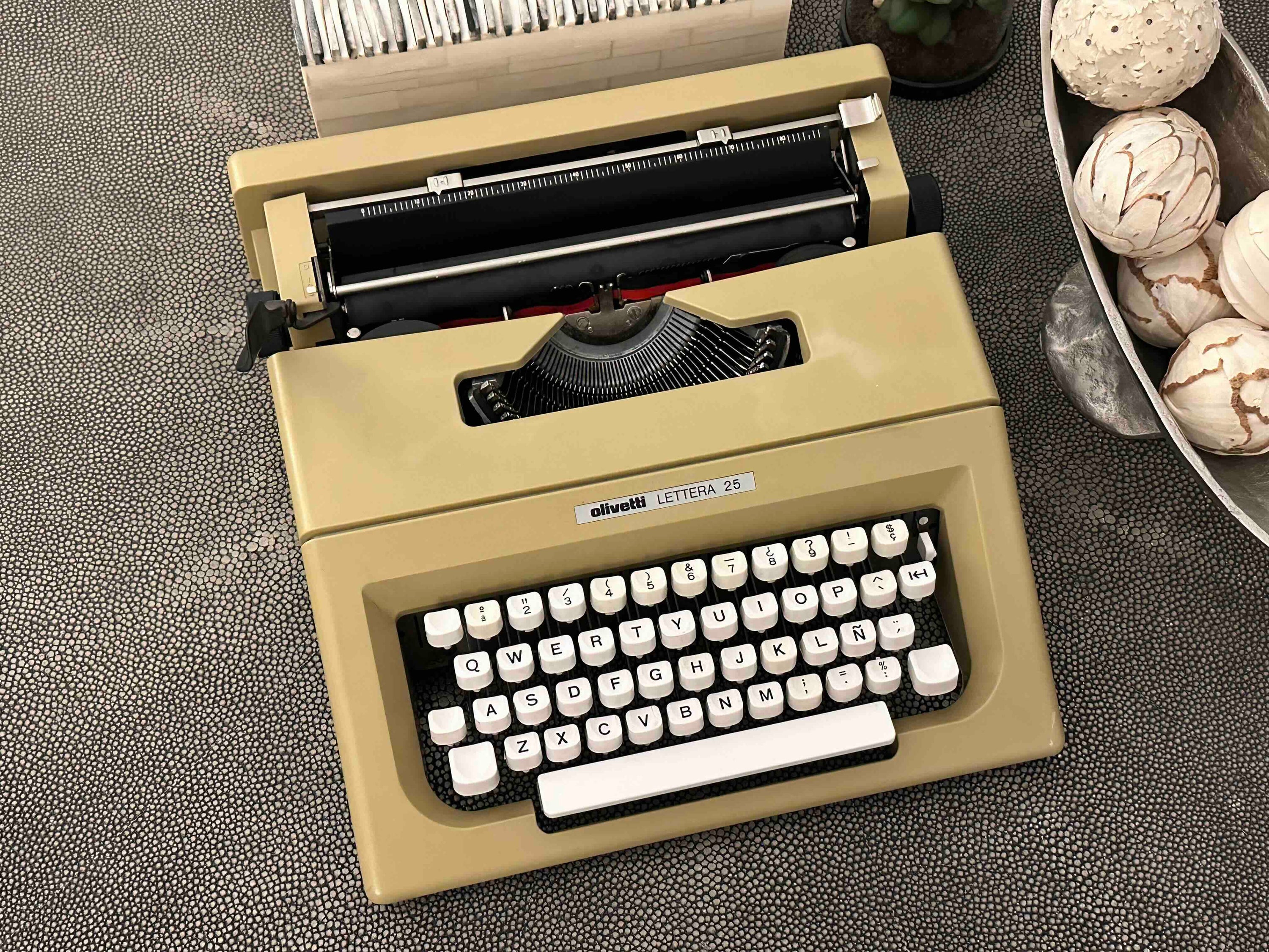 Olivetti Lettera 25 Typewriter with Qwerty Layout, 1976, Beige, Fully Functional