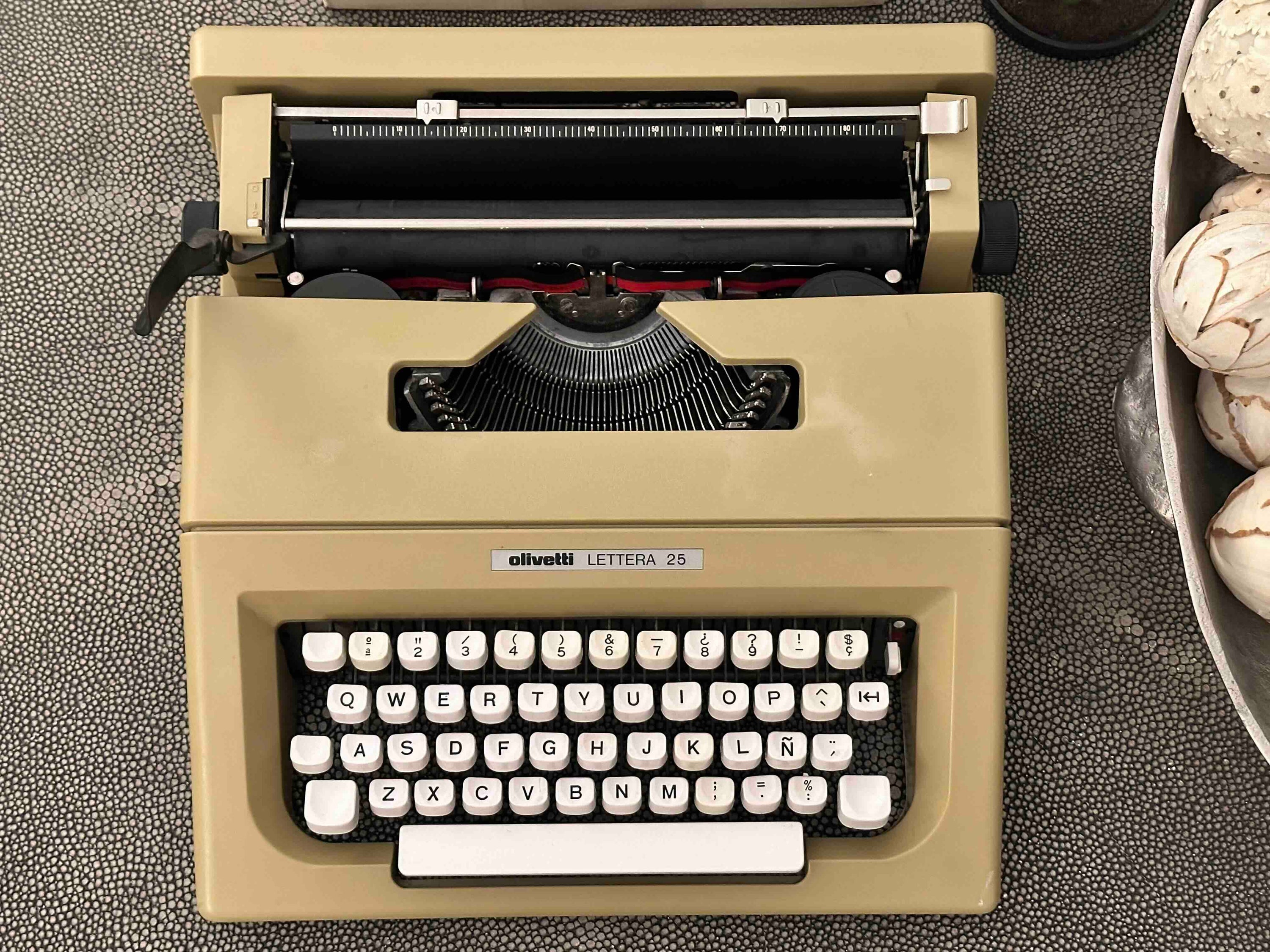 Olivetti Lettera 25 Typewriter with Qwerty Layout, 1976, Beige, Fully Functional