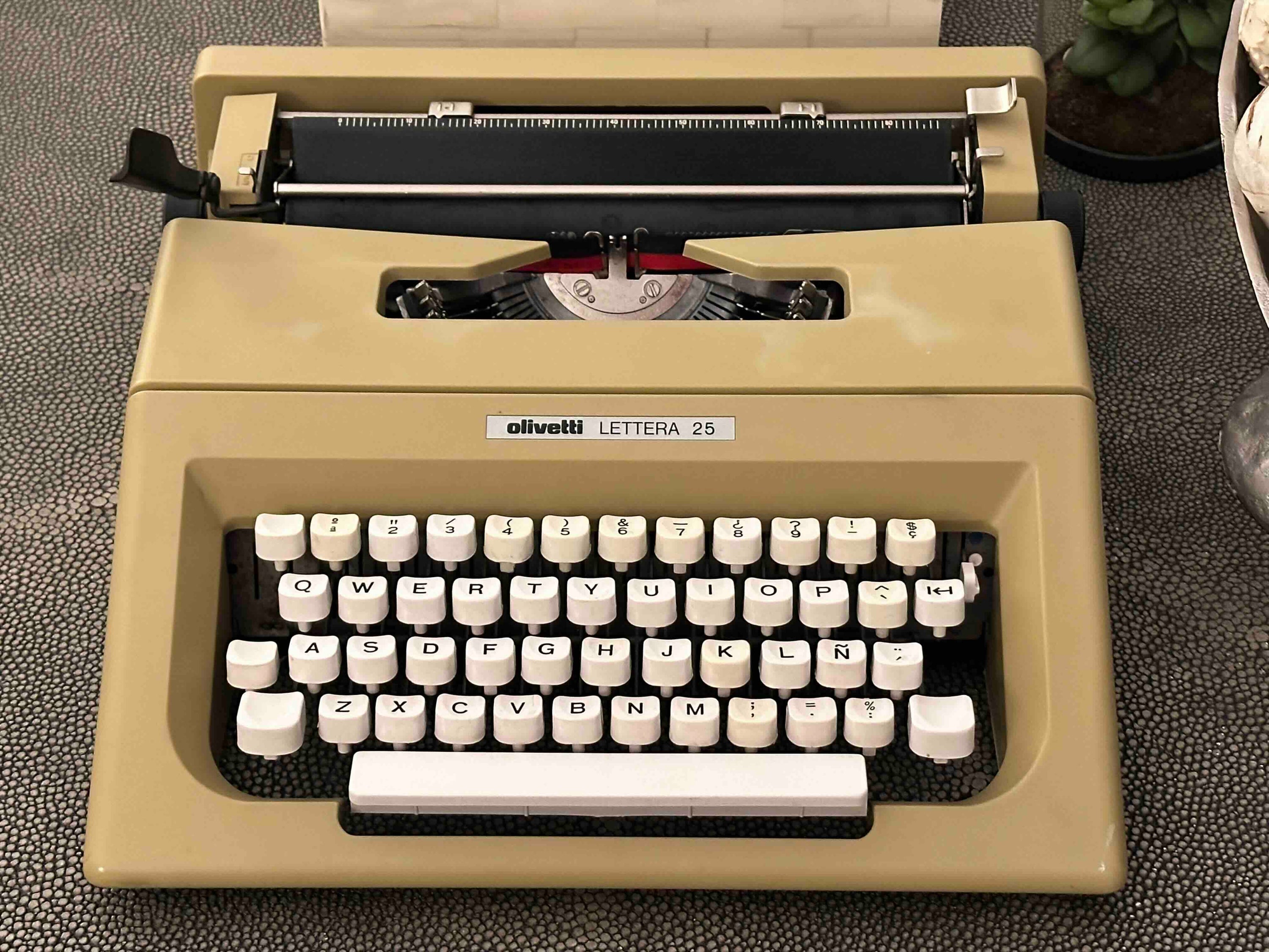 Olivetti Lettera 25 Typewriter with Qwerty Layout, 1976, Beige, Fully Functional
