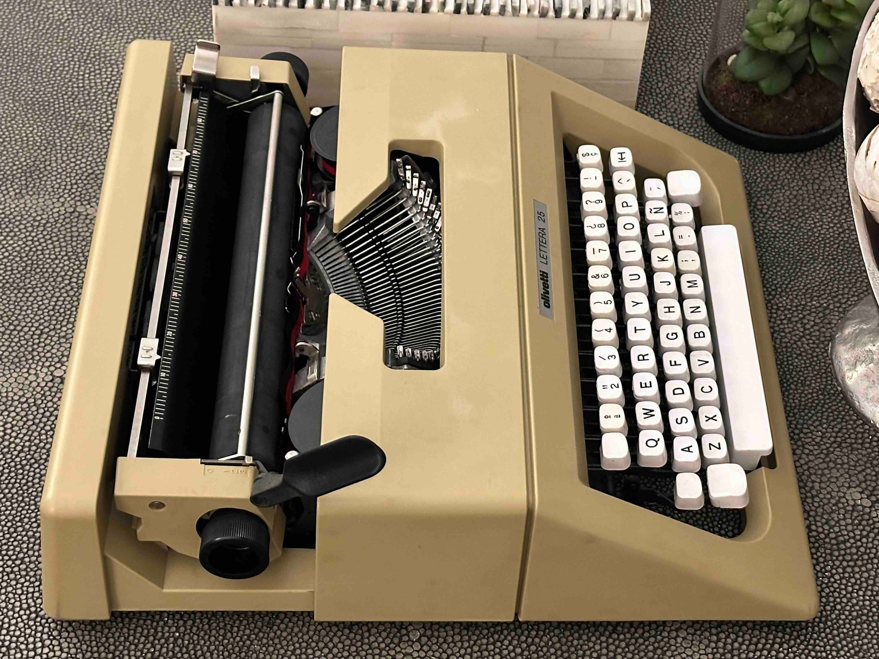 Olivetti Lettera 25 Typewriter with Qwerty Layout, 1976, Beige, Fully Functional