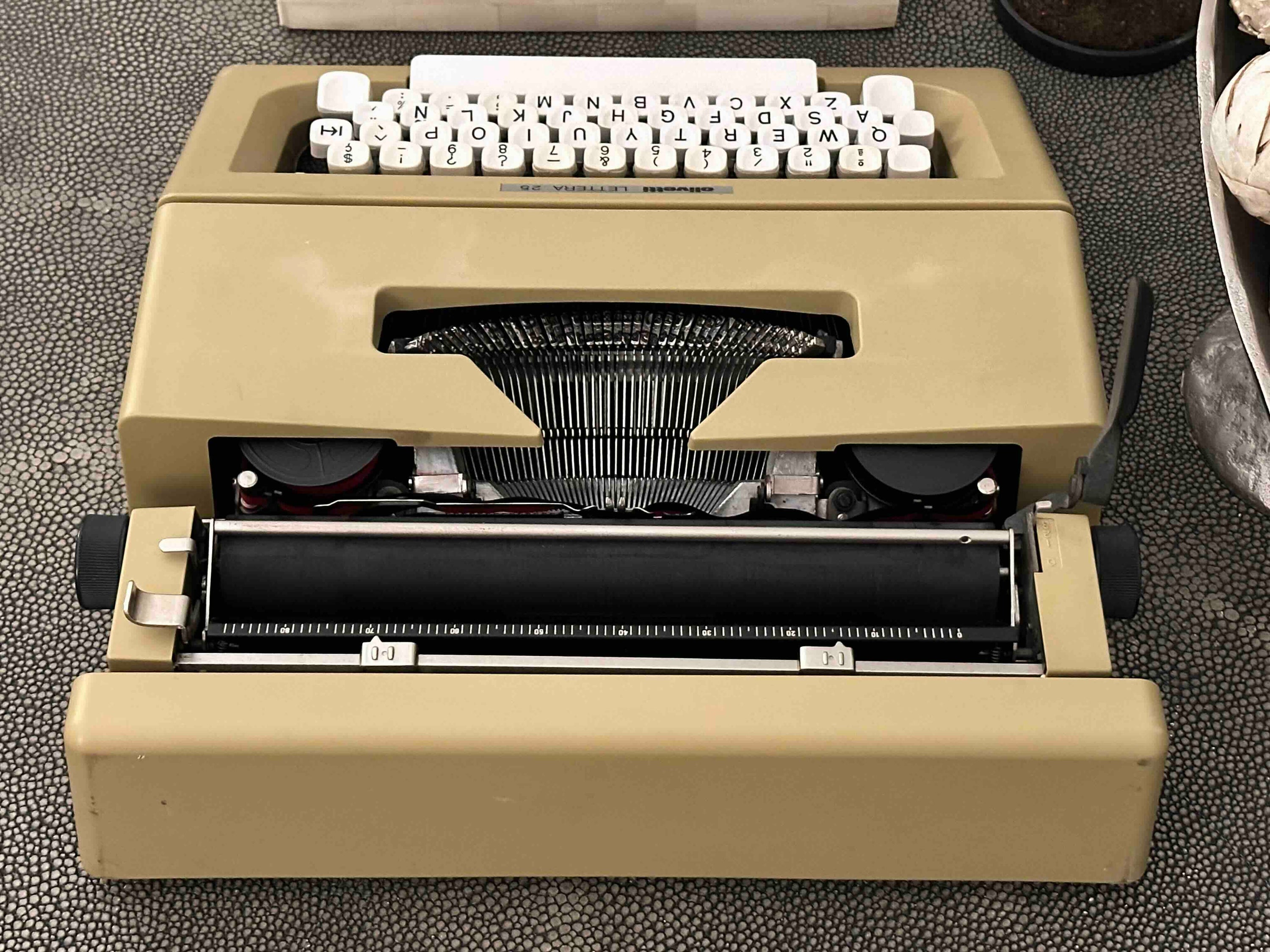 Olivetti Lettera 25 Typewriter with Qwerty Layout, 1976, Beige, Fully Functional