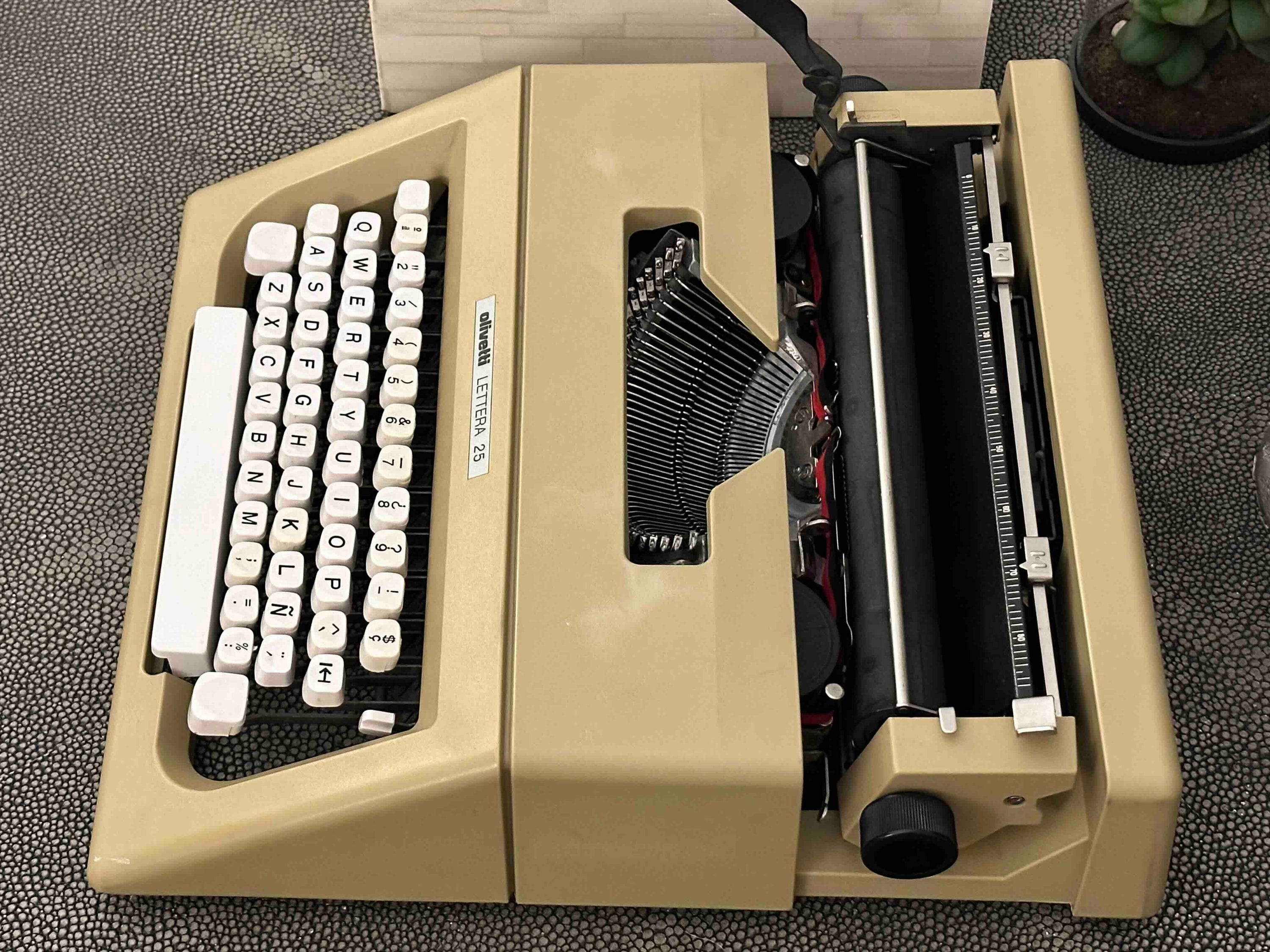 Olivetti Lettera 25 Typewriter with Qwerty Layout, 1976, Beige, Fully Functional