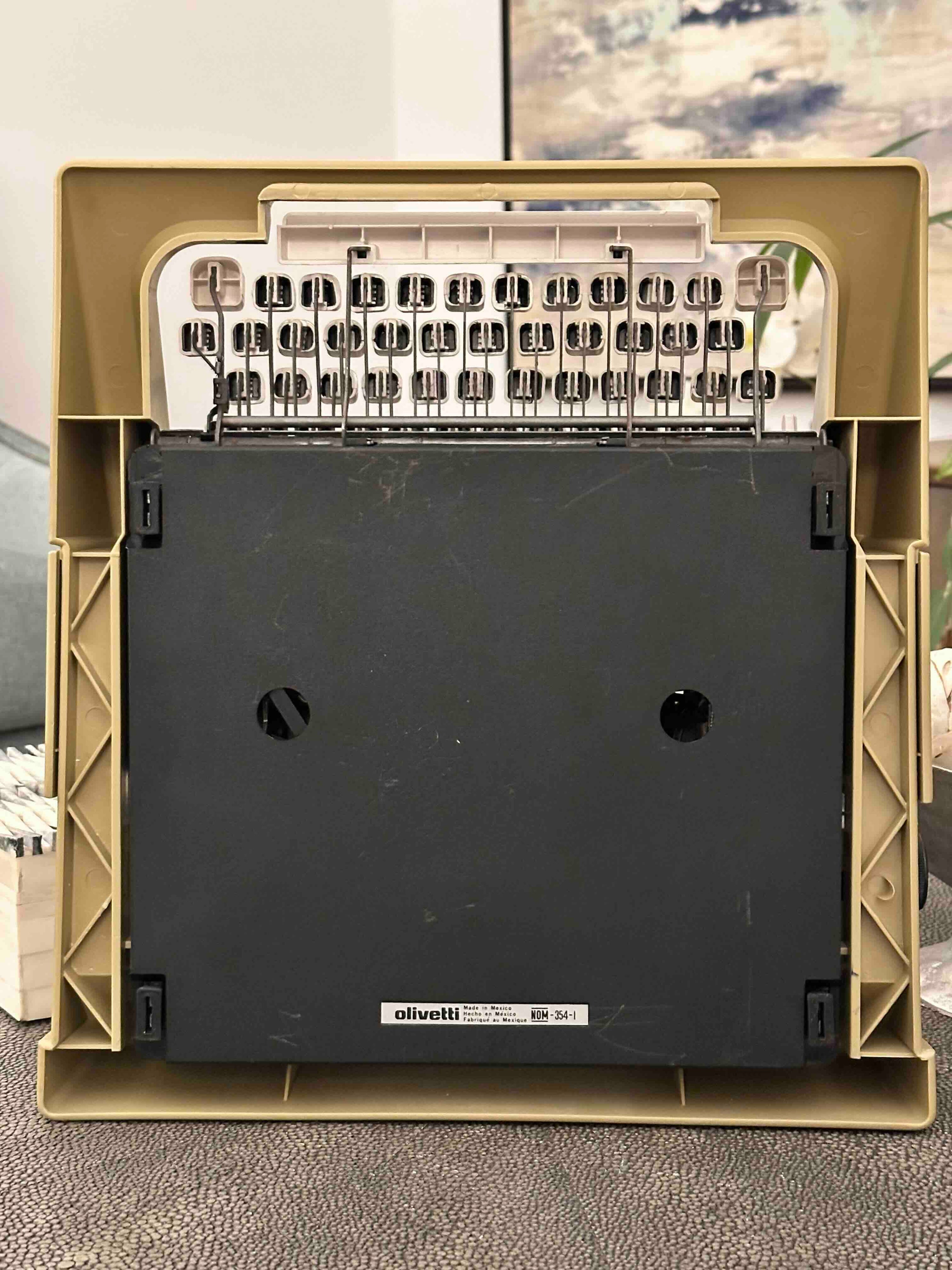 Olivetti Lettera 25 Typewriter with Qwerty Layout, 1976, Beige, Fully Functional