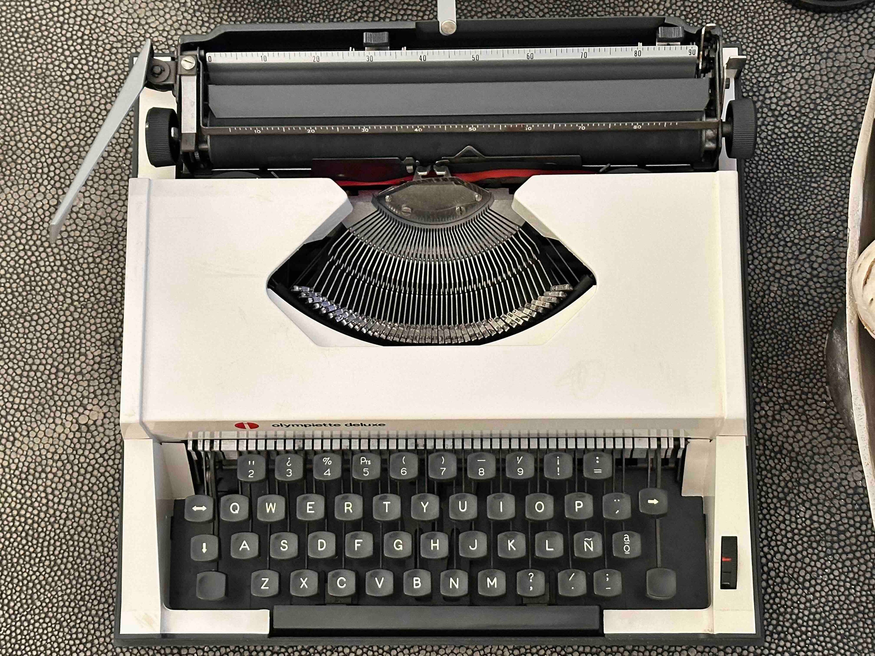 Olympiette Deluxe Typewriter with Qwerty Layout, 1980s, Fully Functional