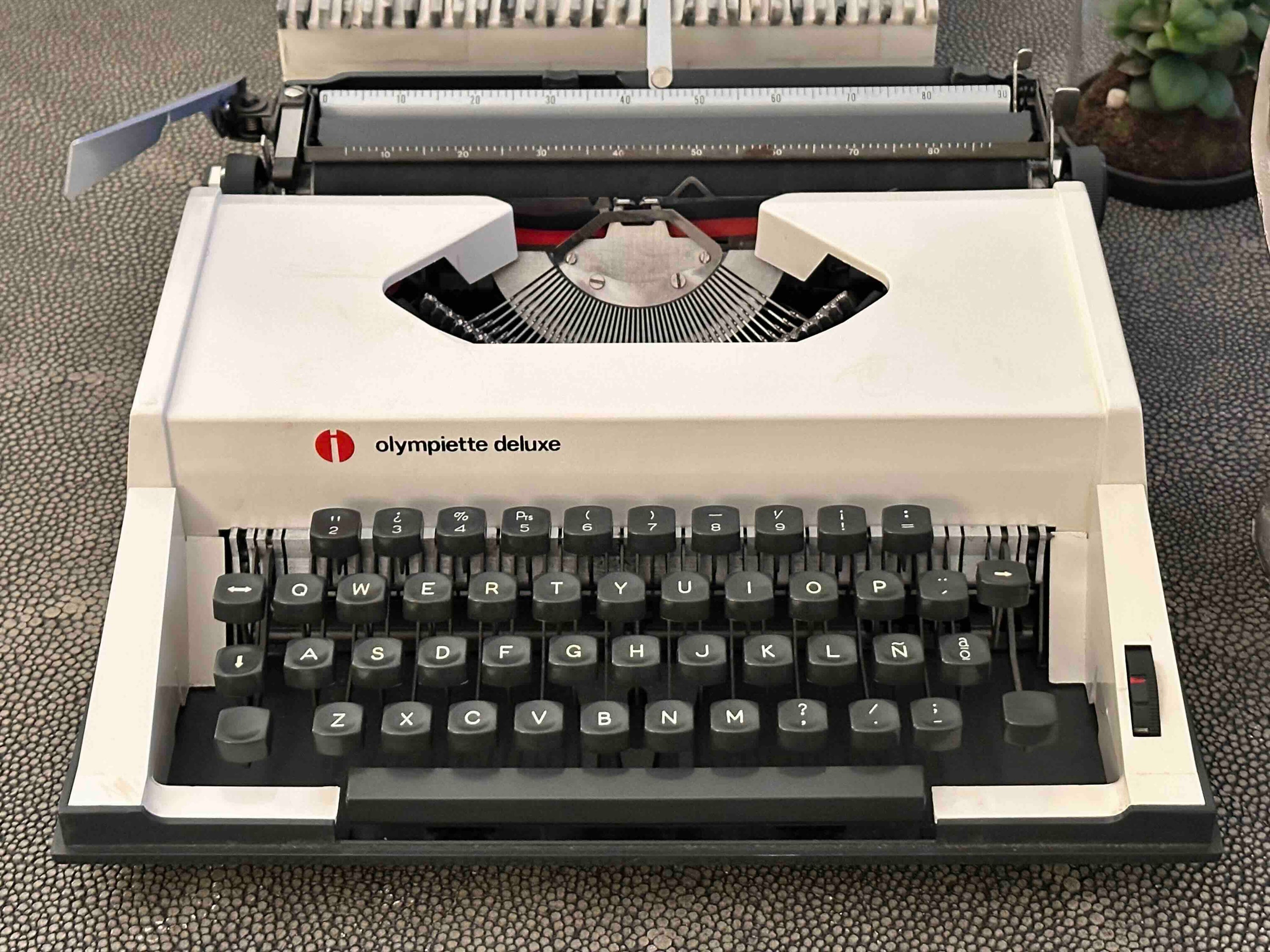 Olympiette Deluxe Typewriter with Qwerty Layout, 1980s, Fully Functional