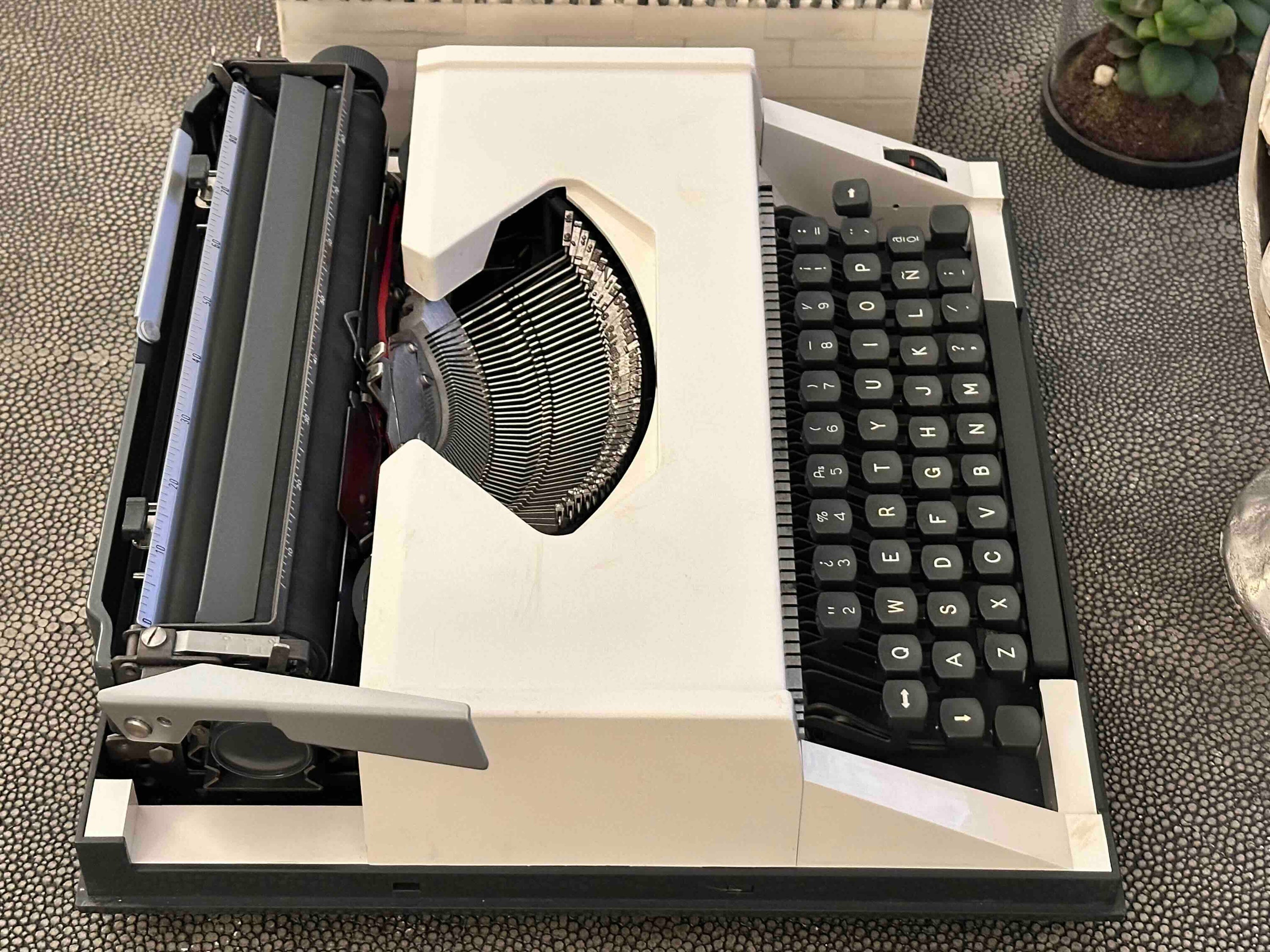 Olympiette Deluxe Typewriter with Qwerty Layout, 1980s, Fully Functional