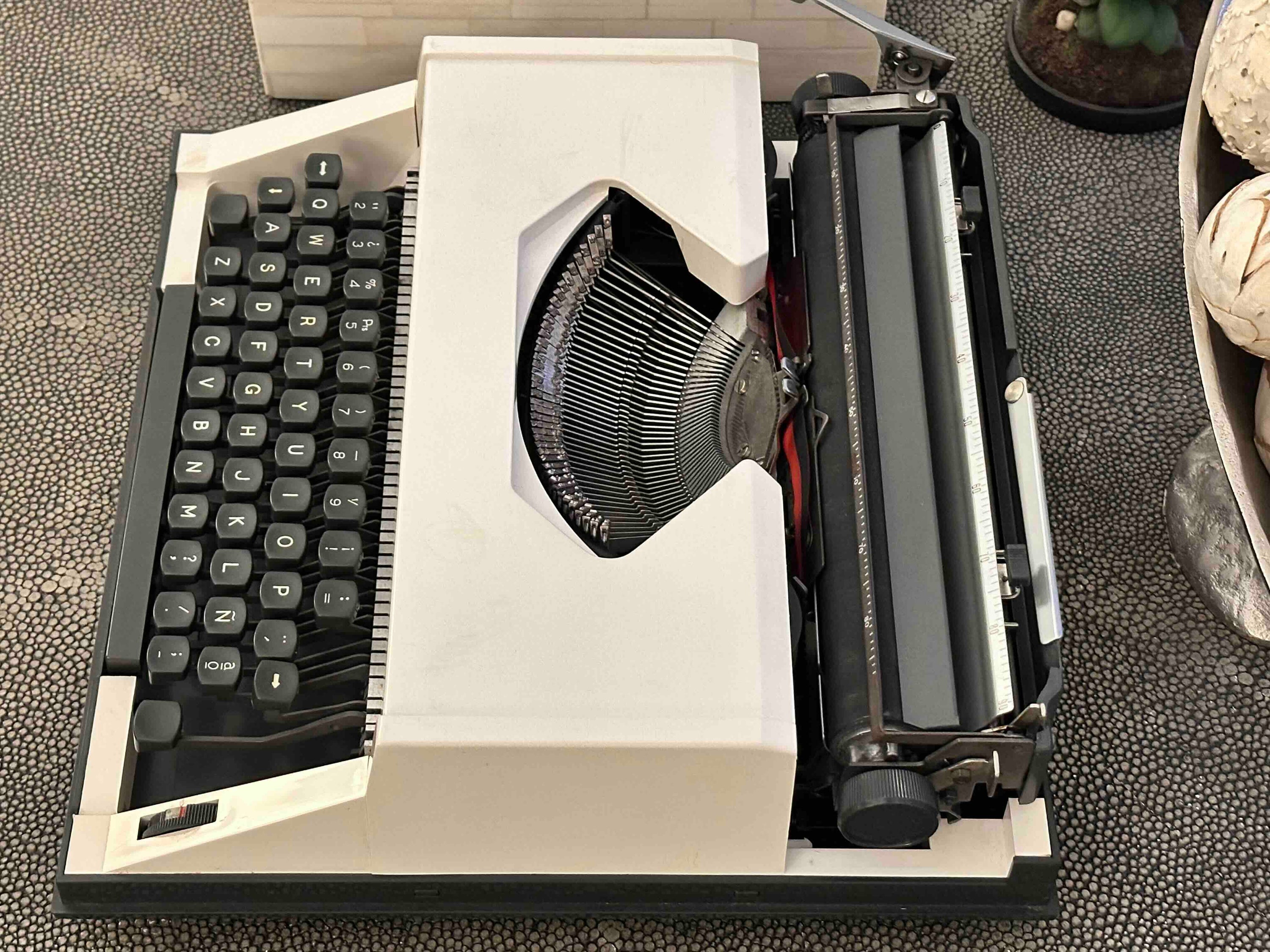 Olympiette Deluxe Typewriter with Qwerty Layout, 1980s, Fully Functional
