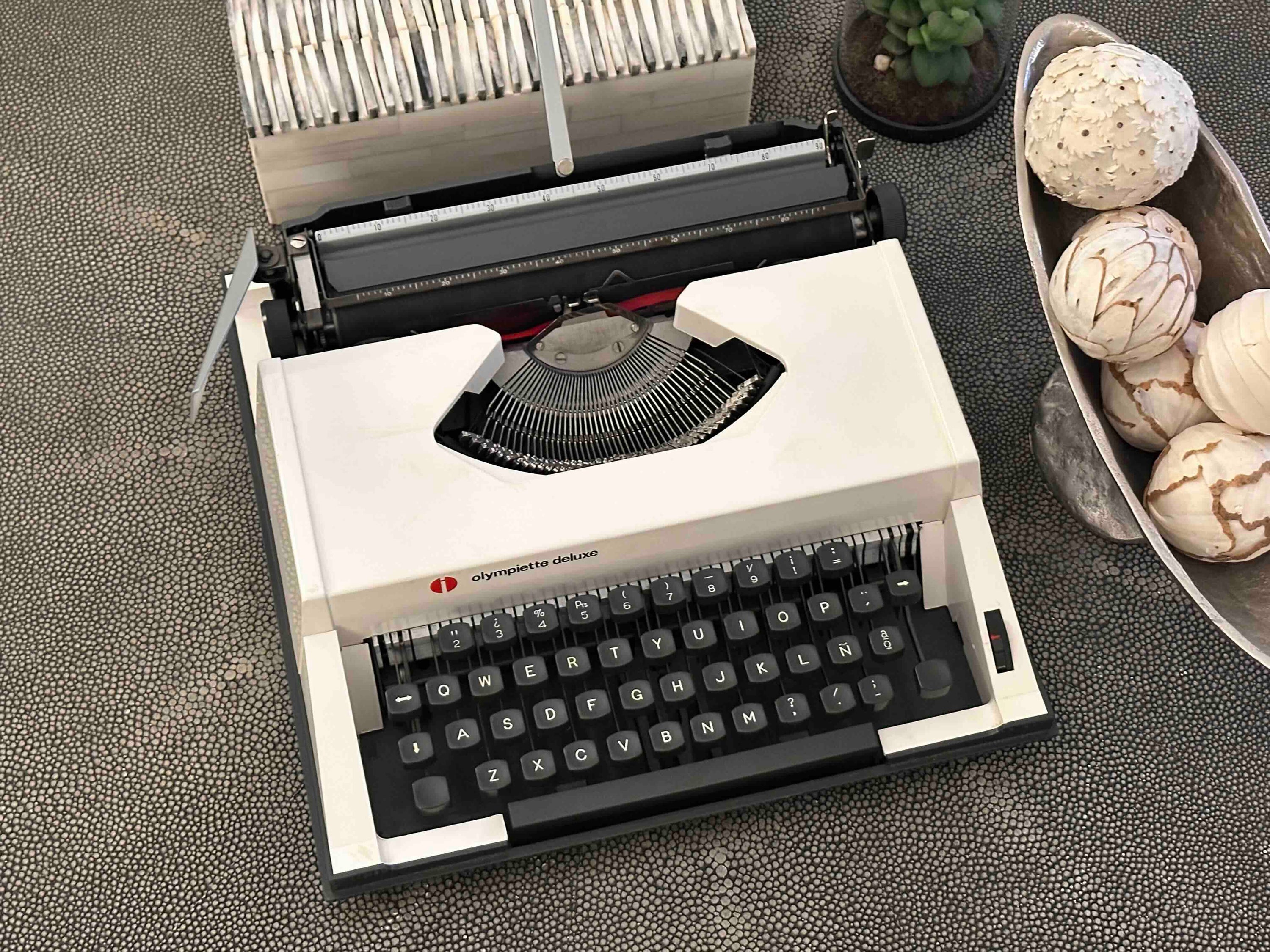 Olympiette Deluxe Typewriter with Qwerty Layout, 1980s, Fully Functional