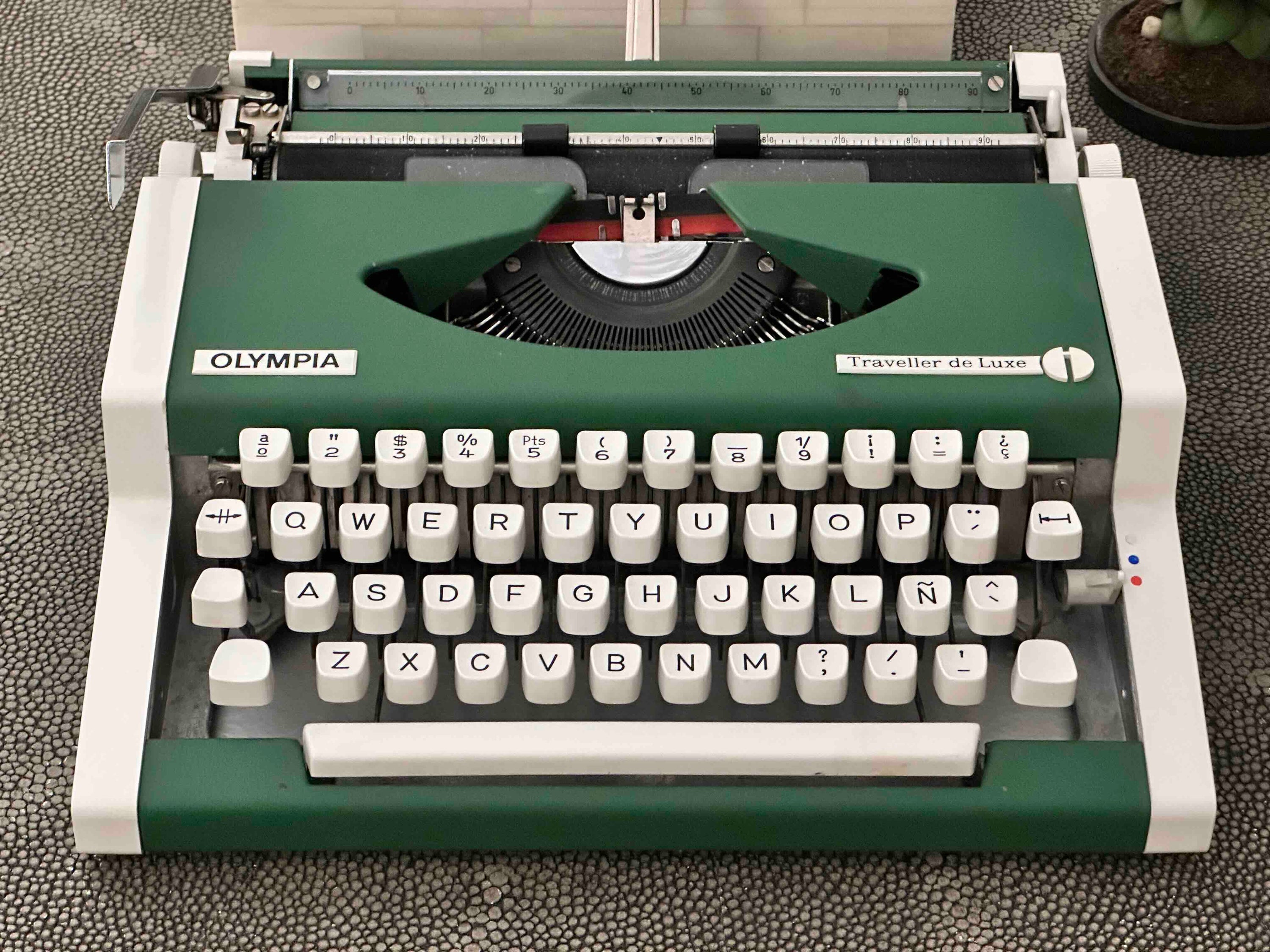 Green Olympia Traveller de Luxe Portable Typewriter with Qwerty Layout, 1970s, Fully Functional