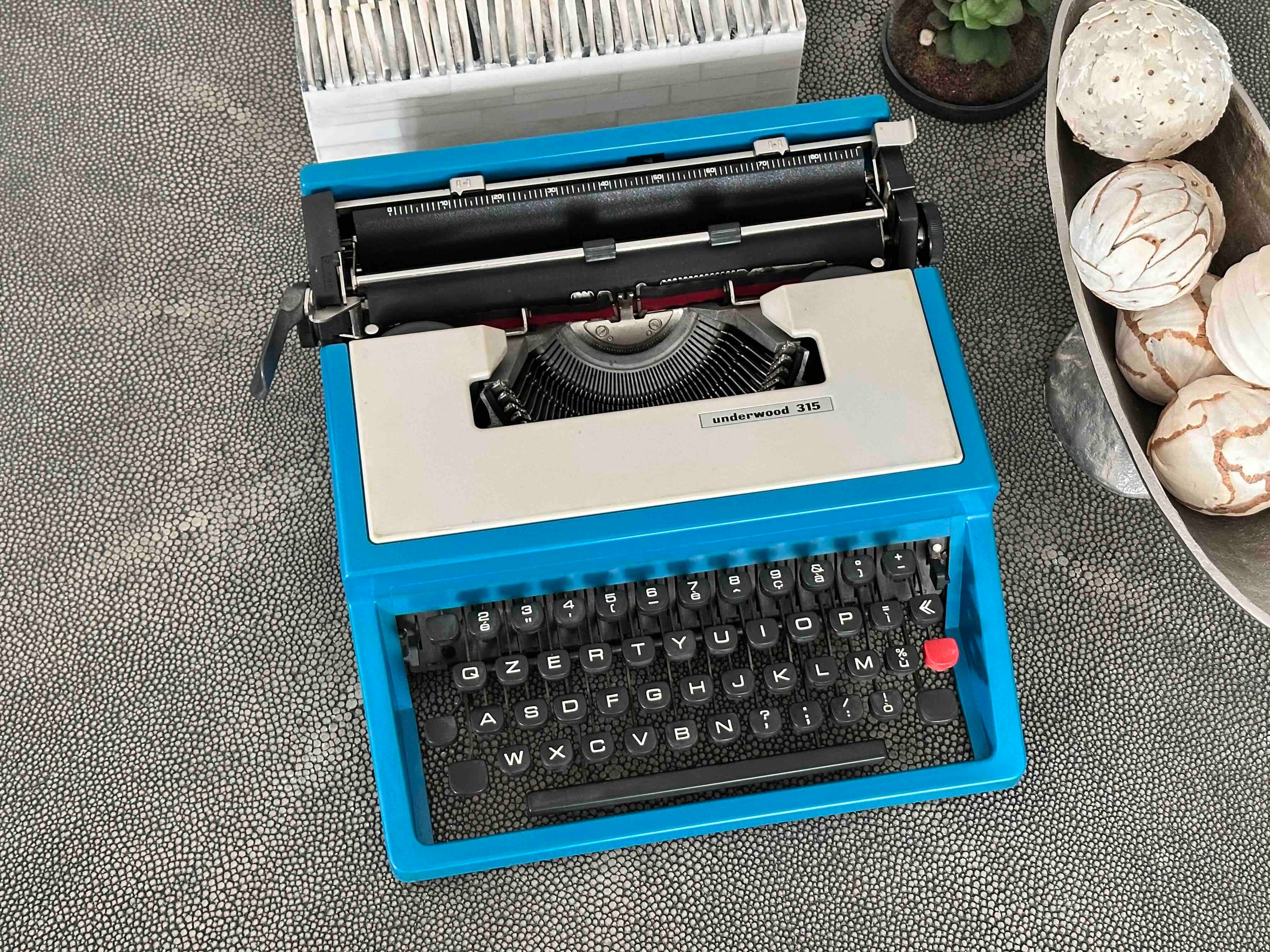 Olivetti Underwood 315 Typewriter with Qzerty Layout, 1970s, Made in Spain, Fully Functional