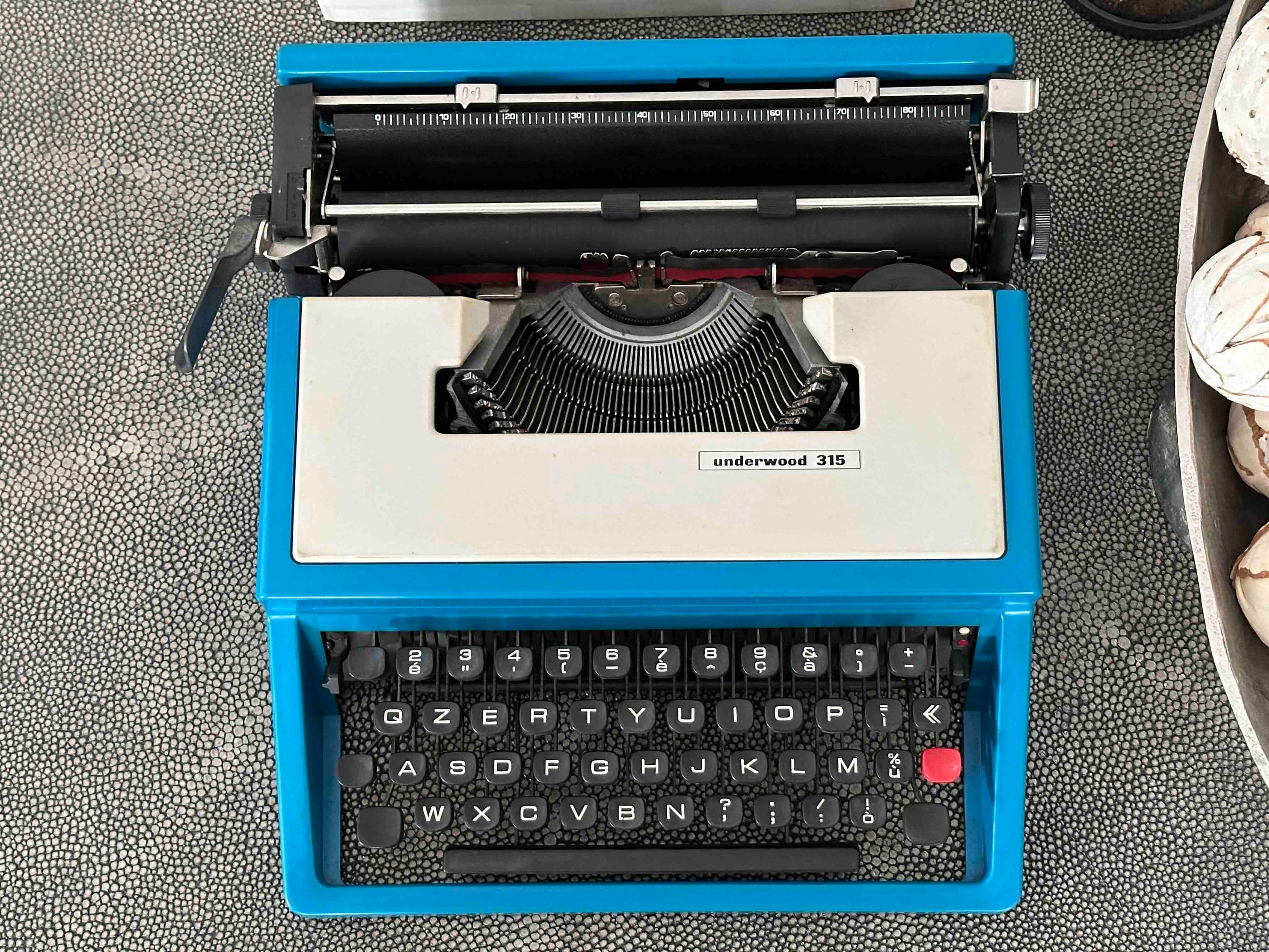 Olivetti Underwood 315 Typewriter with Qzerty Layout, 1970s, Made in Spain, Fully Functional