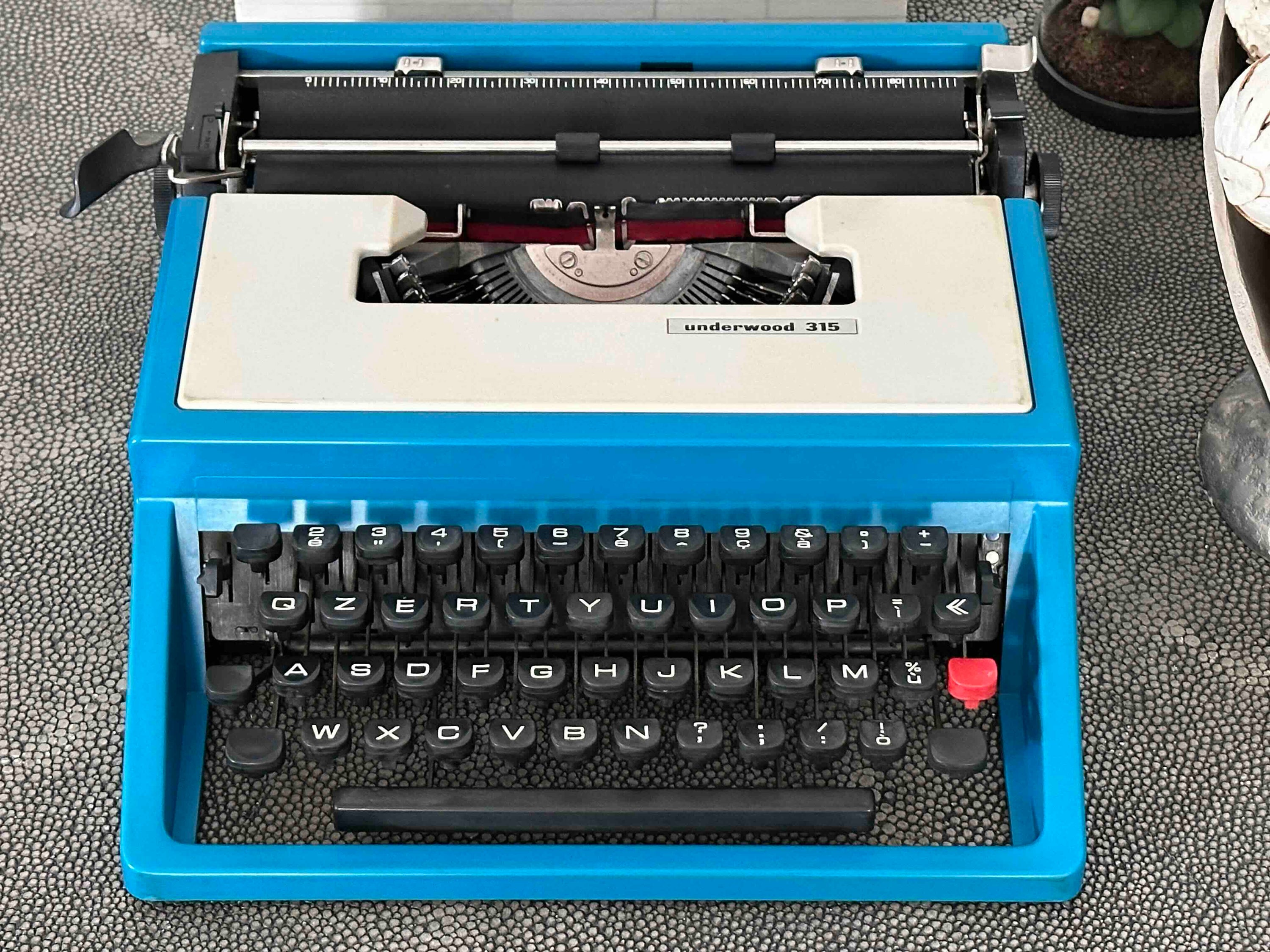 Olivetti Underwood 315 Typewriter with Qzerty Layout, 1970s, Made in Spain, Fully Functional