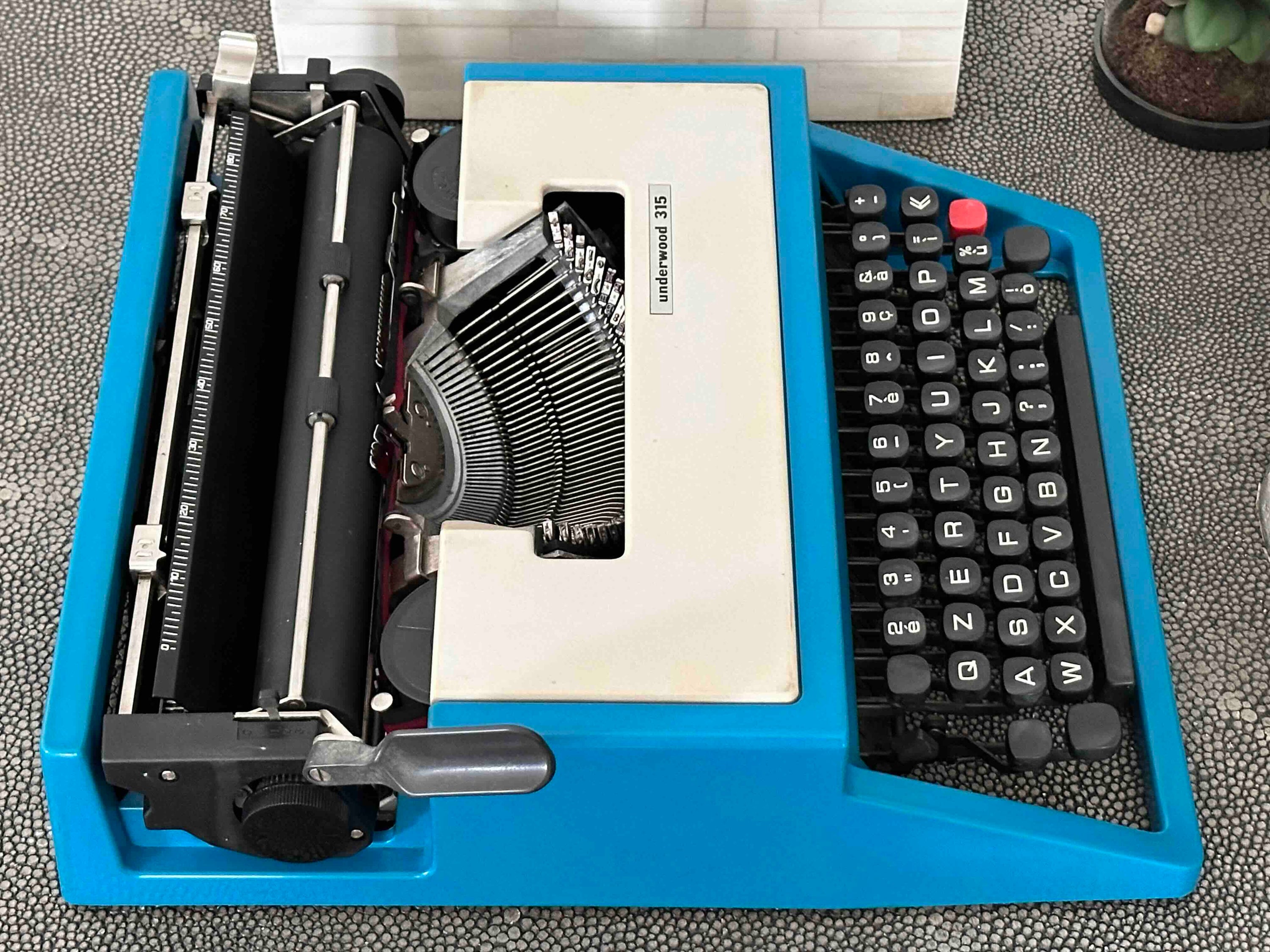 Olivetti Underwood 315 Typewriter with Qzerty Layout, 1970s, Made in Spain, Fully Functional