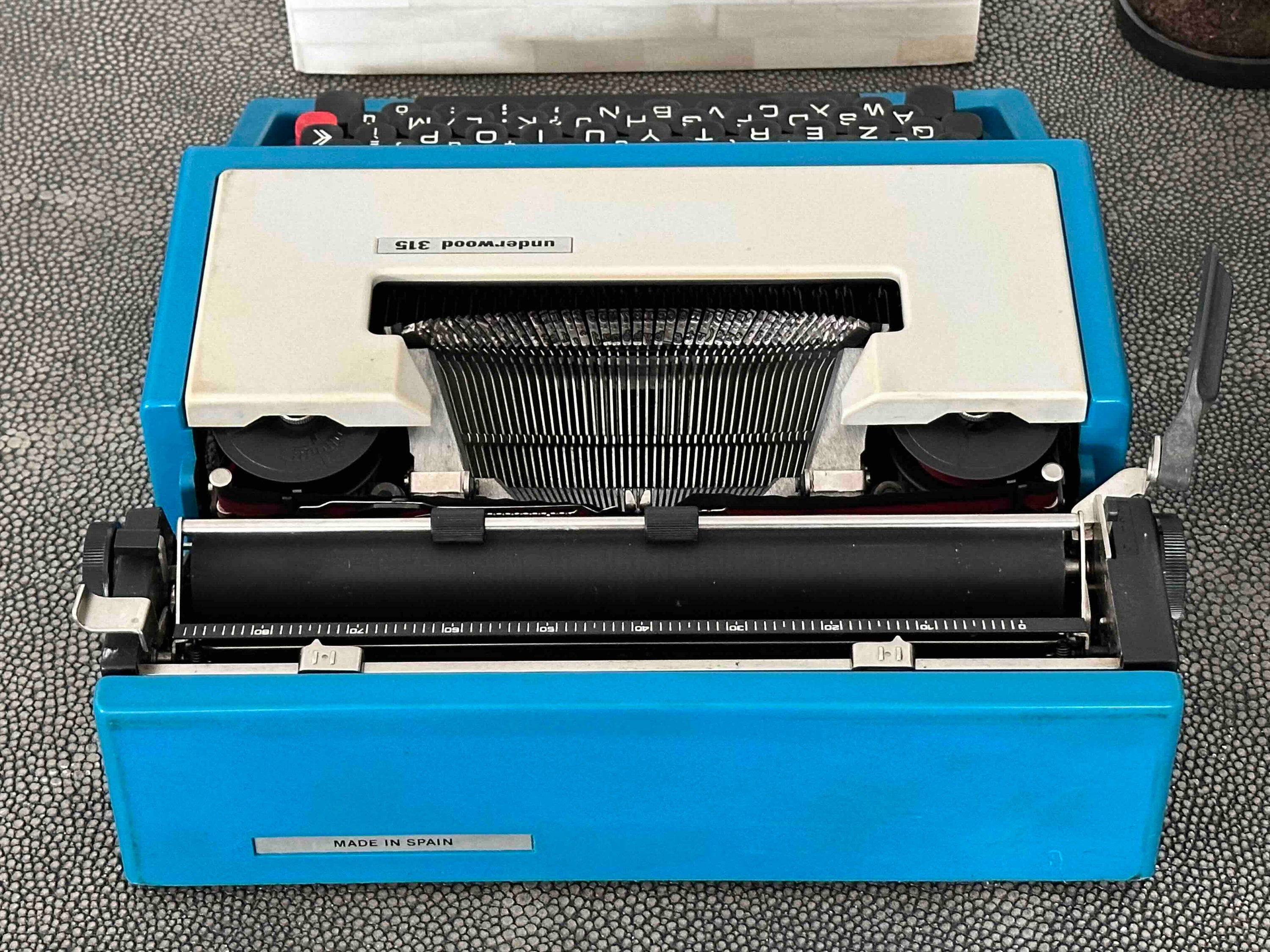 Olivetti Underwood 315 Typewriter with Qzerty Layout, 1970s, Made in Spain, Fully Functional