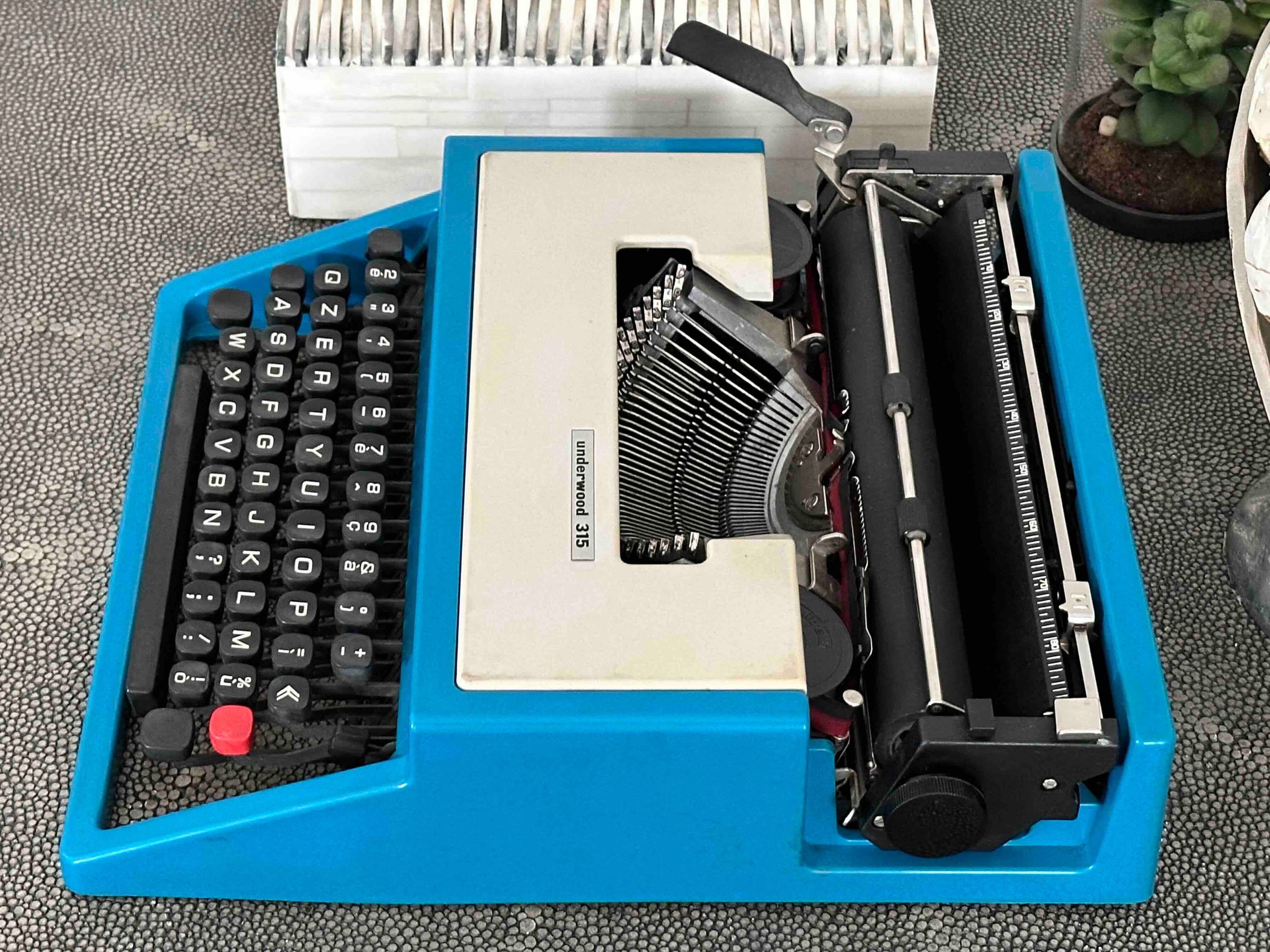 Olivetti Underwood 315 Typewriter with Qzerty Layout, 1970s, Made in Spain, Fully Functional