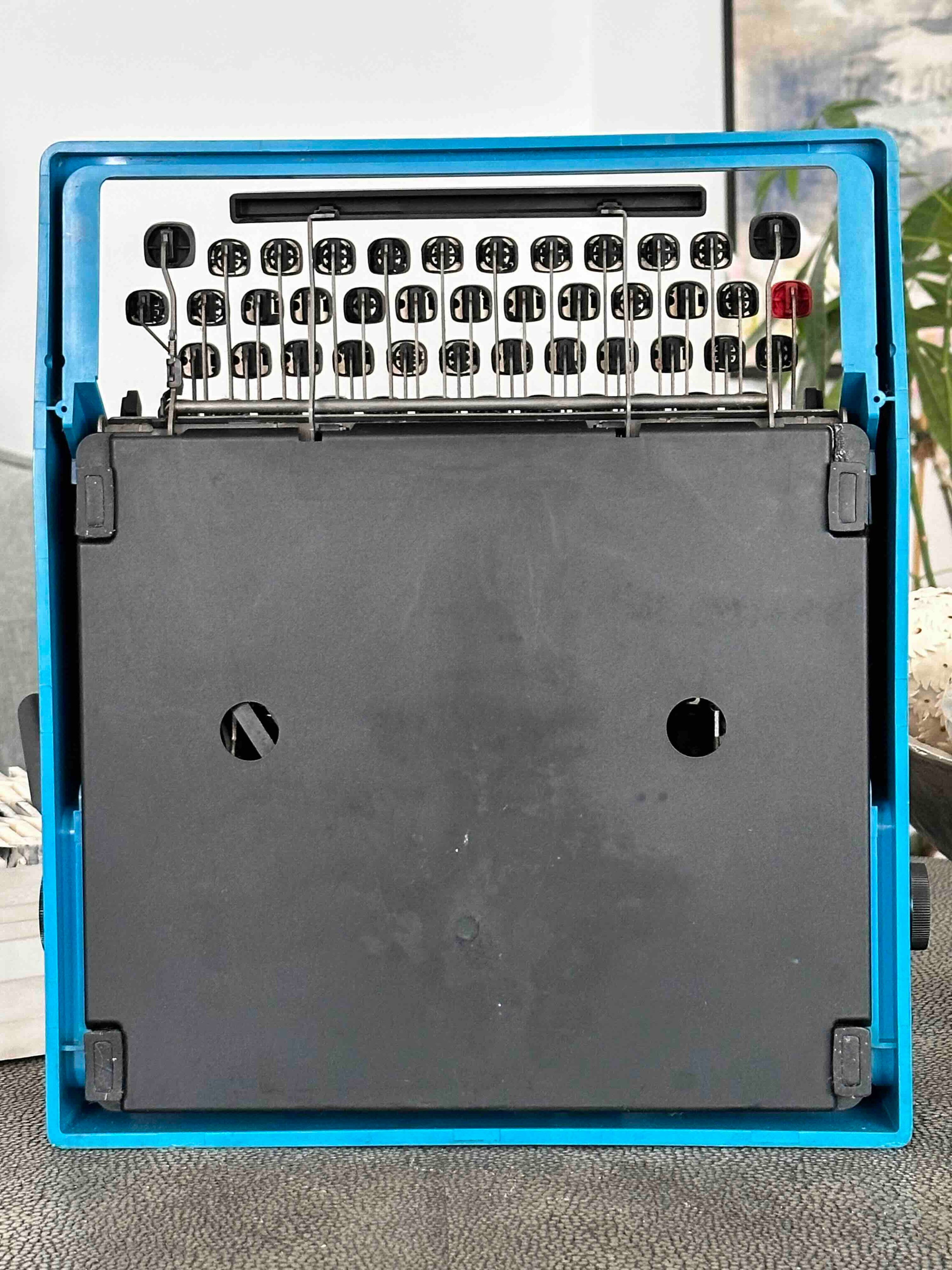 Olivetti Underwood 315 Typewriter with Qzerty Layout, 1970s, Made in Spain, Fully Functional