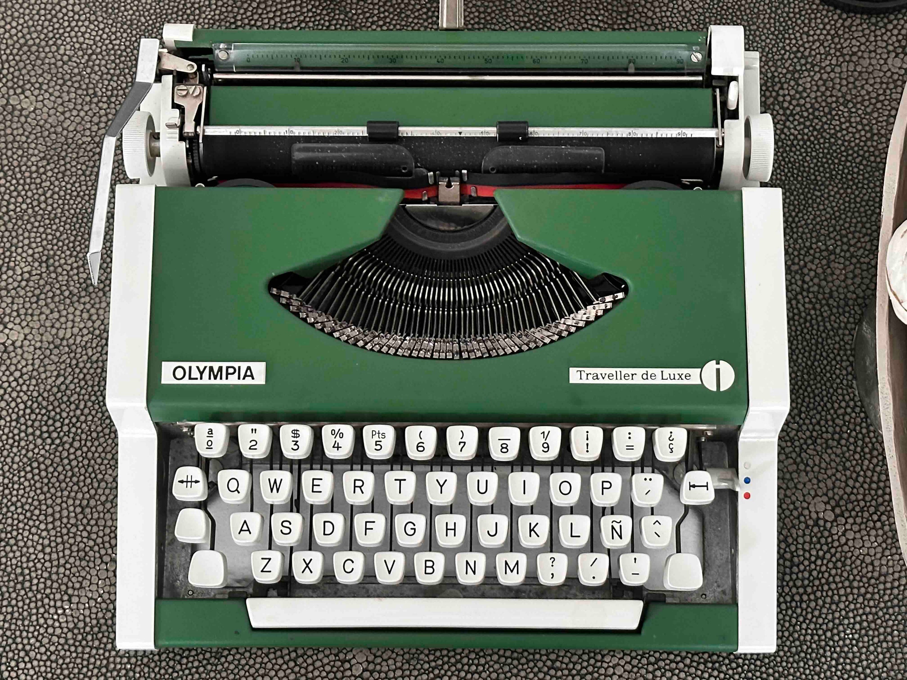 Green Olympia Traveller de Luxe Portable Typewriter with Qwerty Layout, 1970s, Fully Functional