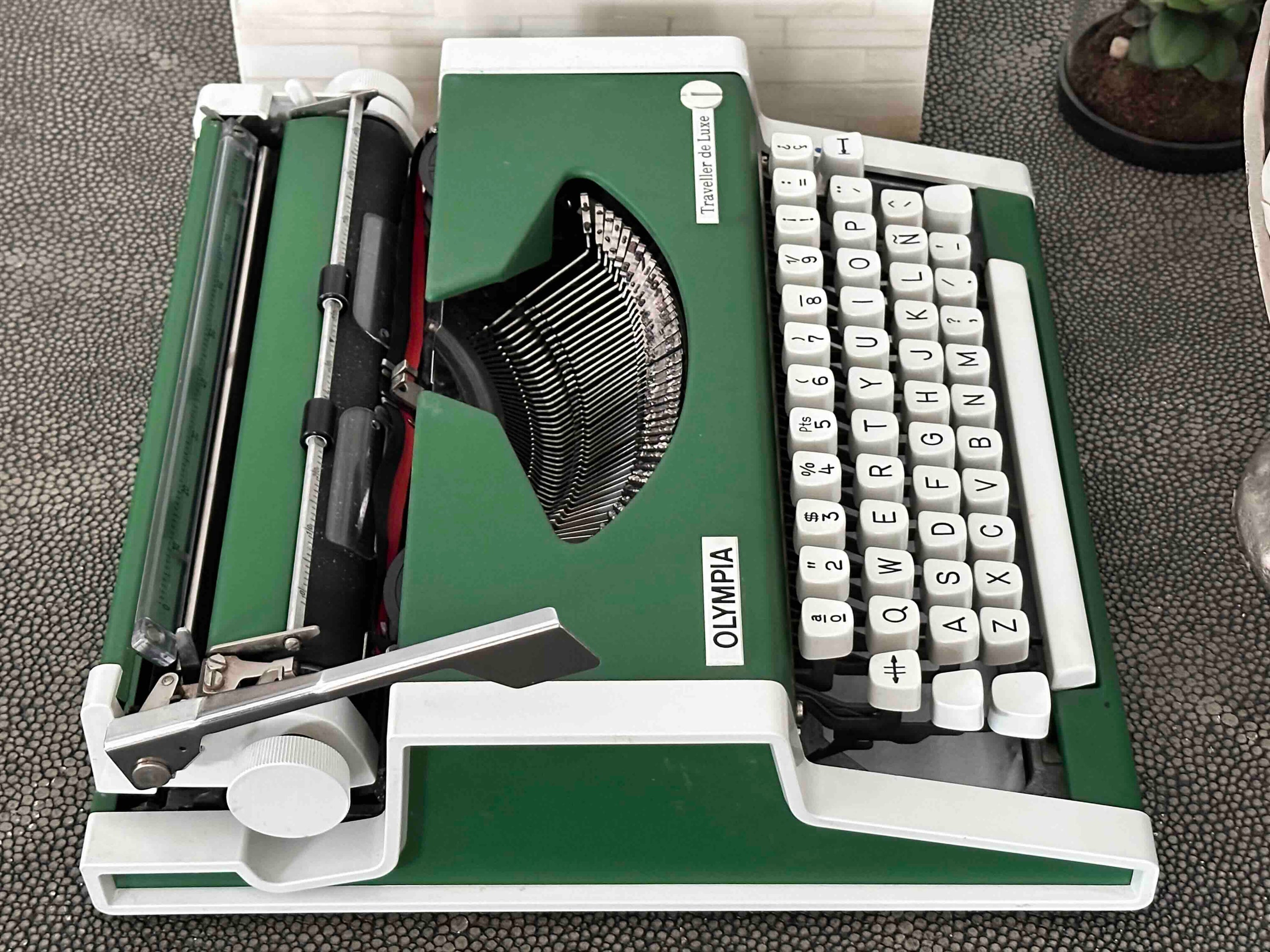 Green Olympia Traveller de Luxe Portable Typewriter with Qwerty Layout, 1970s, Fully Functional