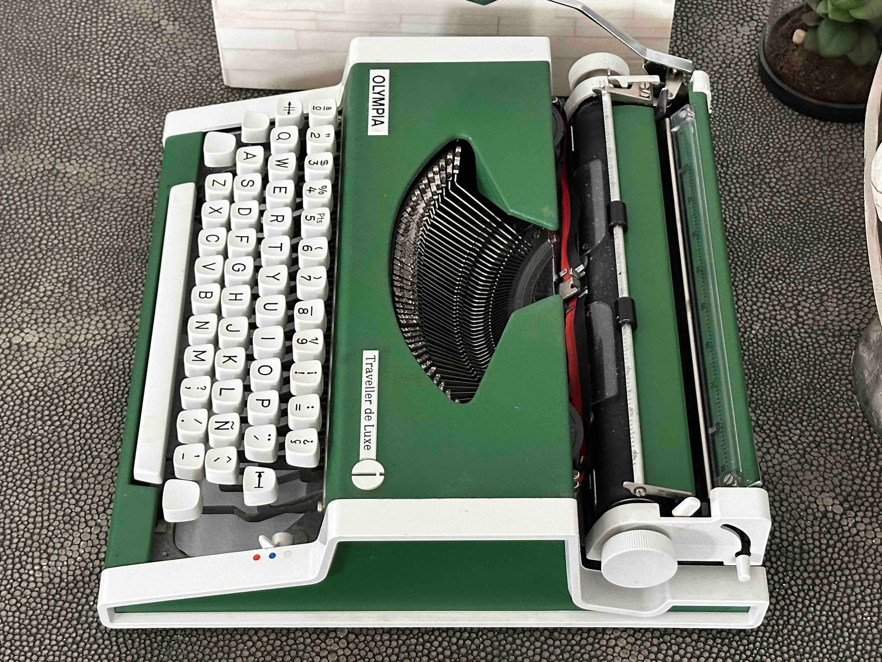 Green Olympia Traveller de Luxe Portable Typewriter with Qwerty Layout, 1970s, Fully Functional