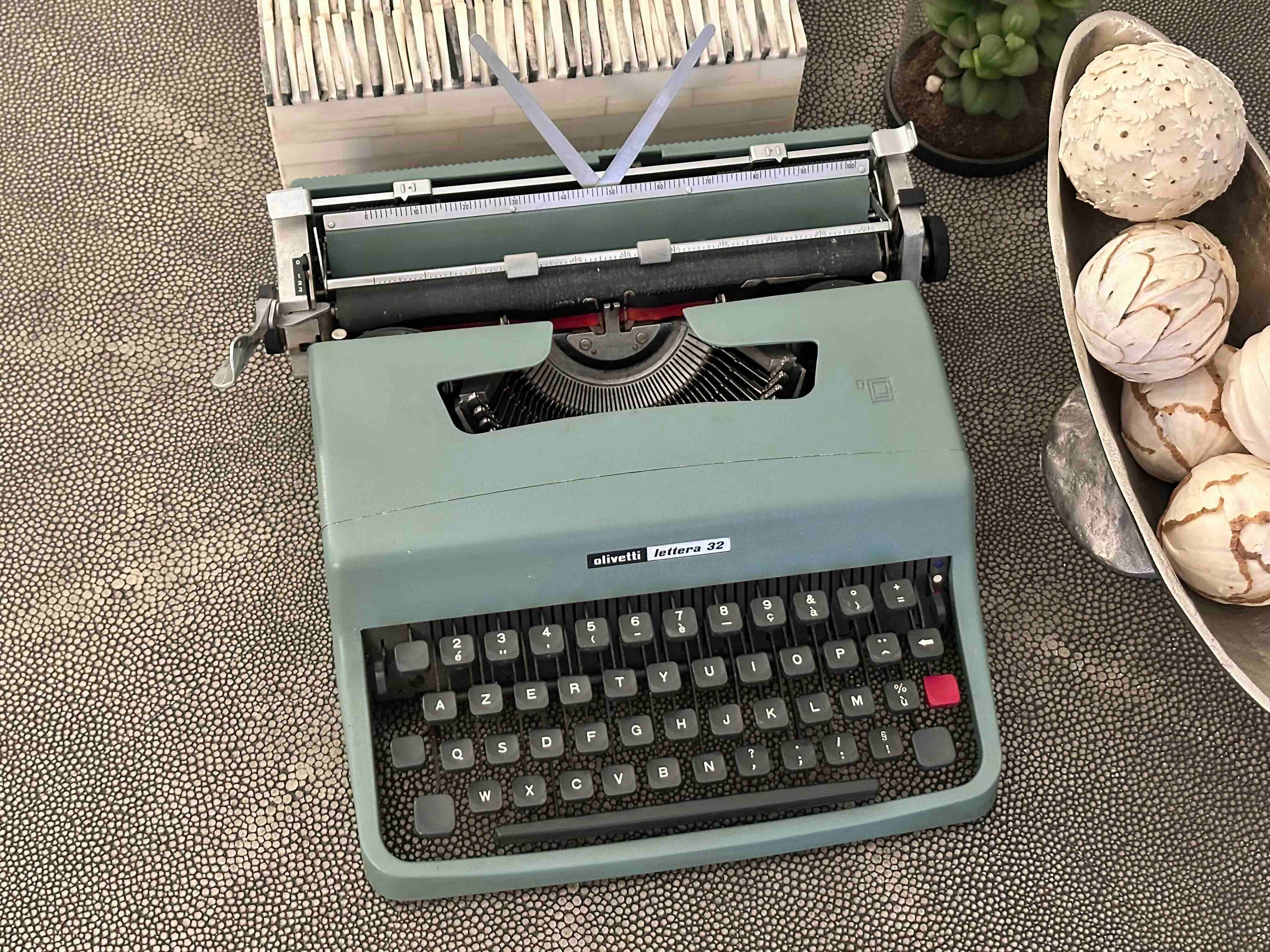 RARE Olivetti Lettera 32 Typewriter with Bodoni Font, Azerty Layout, 1971, Fully Functional