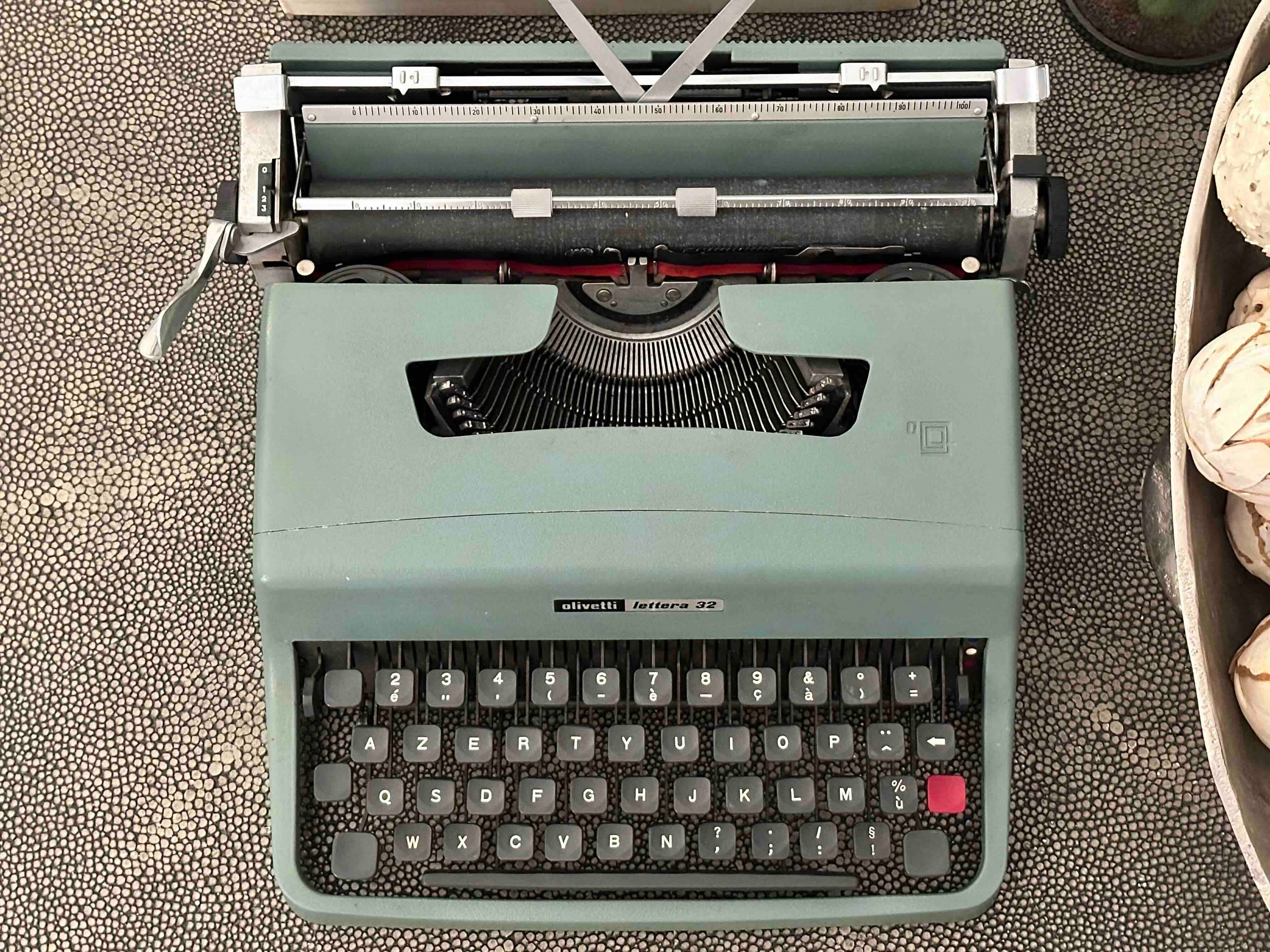 RARE Olivetti Lettera 32 Typewriter with Bodoni Font, Azerty Layout, 1971, Fully Functional