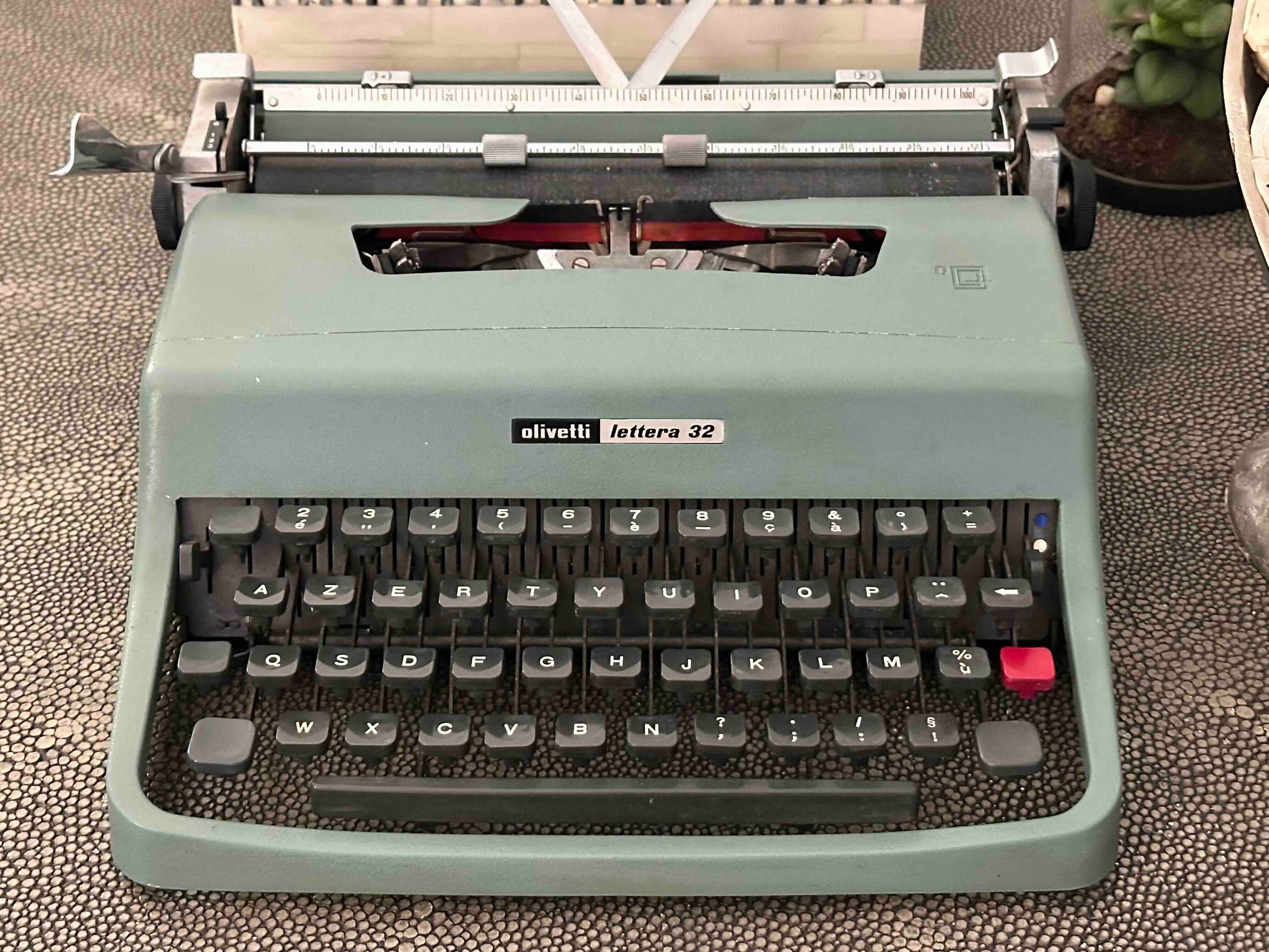 RARE Olivetti Lettera 32 Typewriter with Bodoni Font, Azerty Layout, 1971, Fully Functional