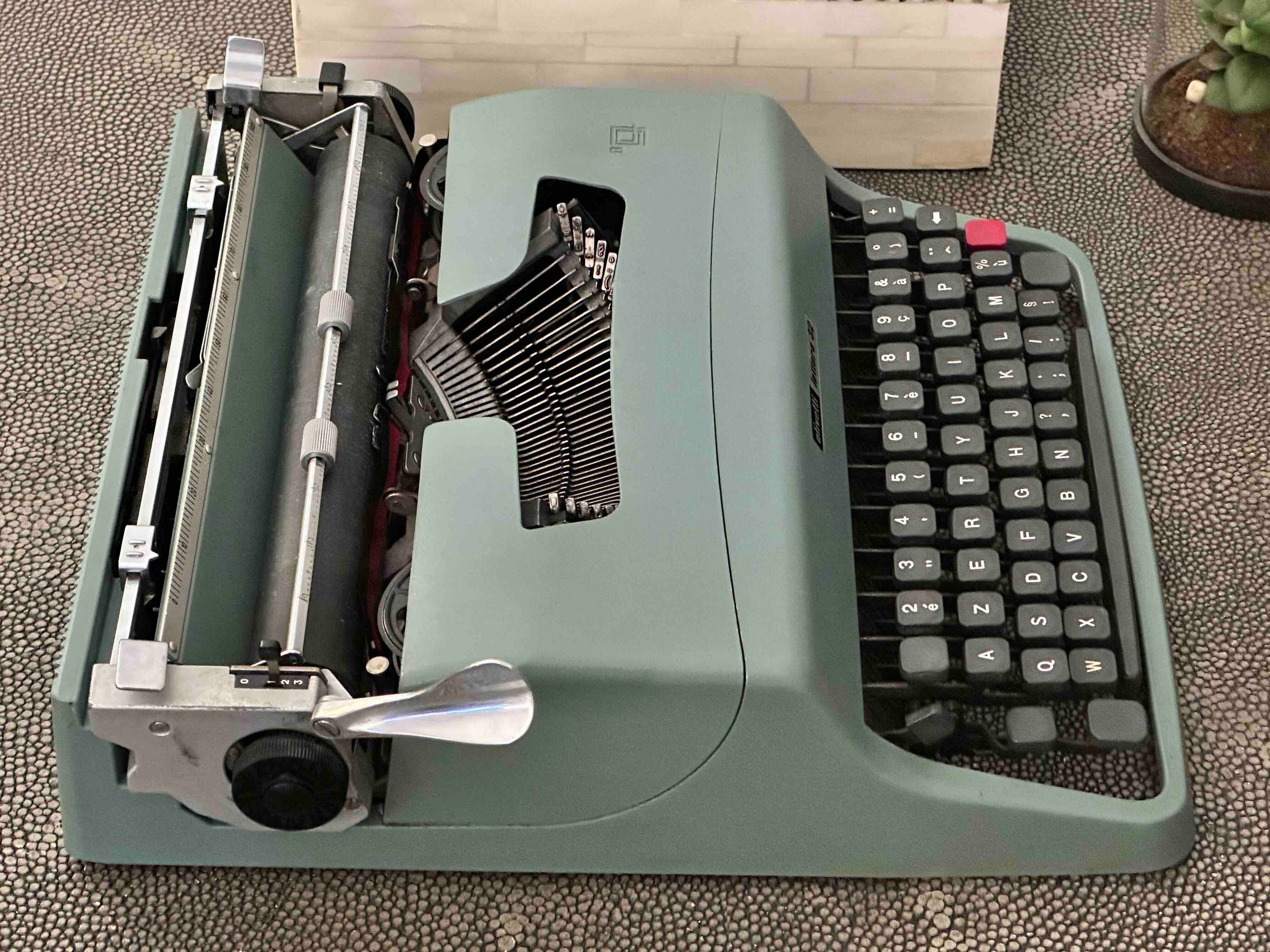 RARE Olivetti Lettera 32 Typewriter with Bodoni Font, Azerty Layout, 1971, Fully Functional