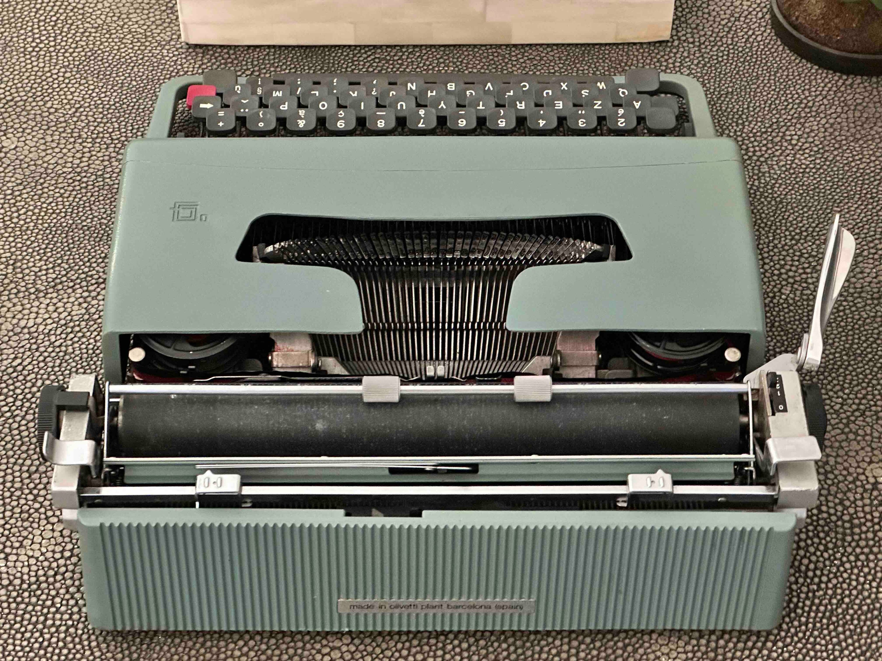 RARE Olivetti Lettera 32 Typewriter with Bodoni Font, Azerty Layout, 1971, Fully Functional