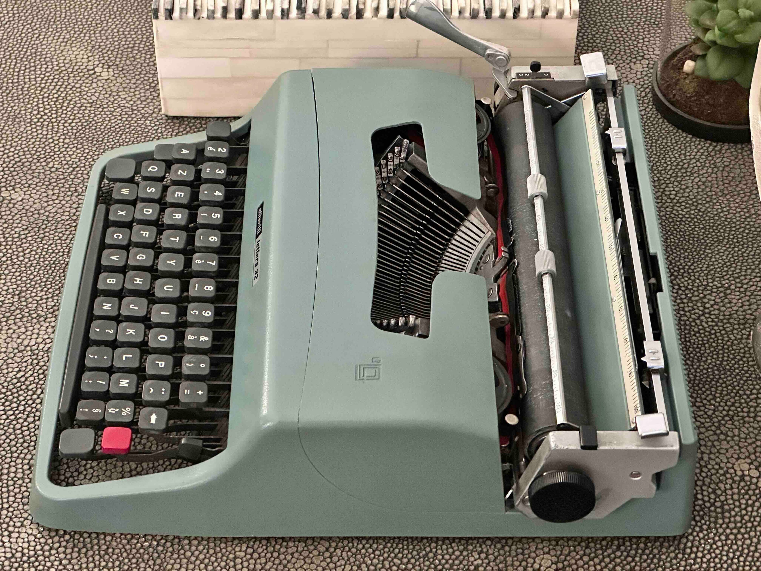 RARE Olivetti Lettera 32 Typewriter with Bodoni Font, Azerty Layout, 1971, Fully Functional