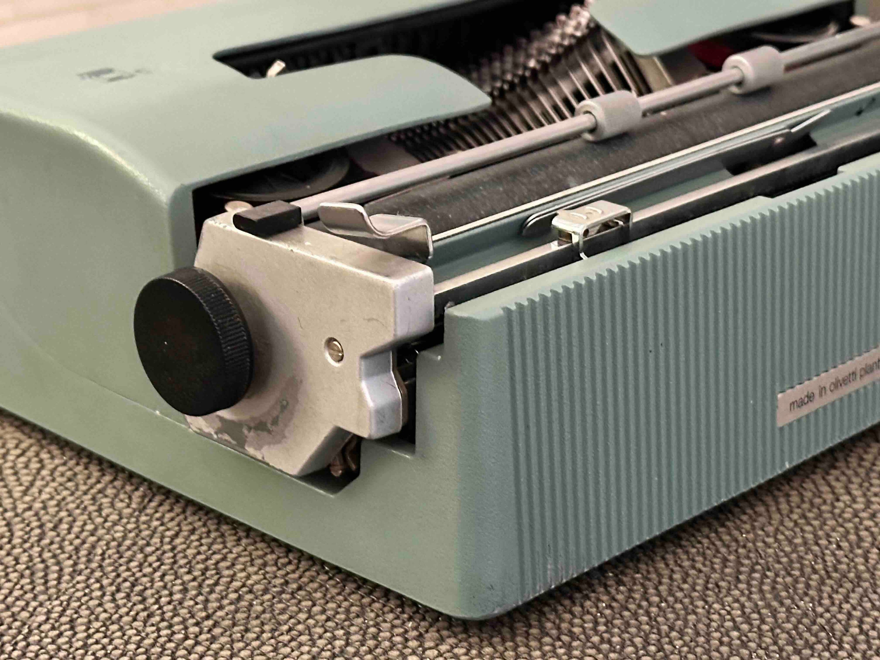 RARE Olivetti Lettera 32 Typewriter with Bodoni Font, Azerty Layout, 1971, Fully Functional