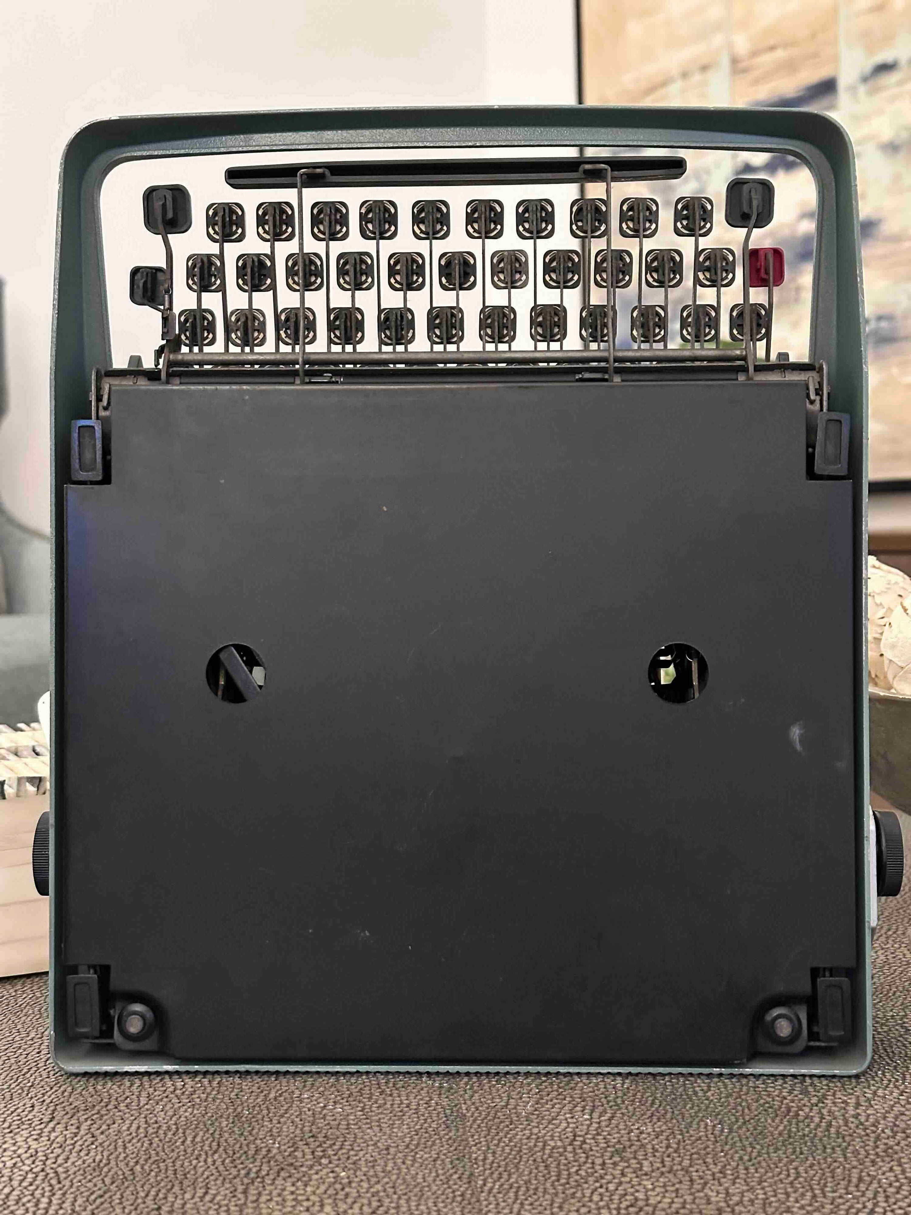 RARE Olivetti Lettera 32 Typewriter with Bodoni Font, Azerty Layout, 1971, Fully Functional